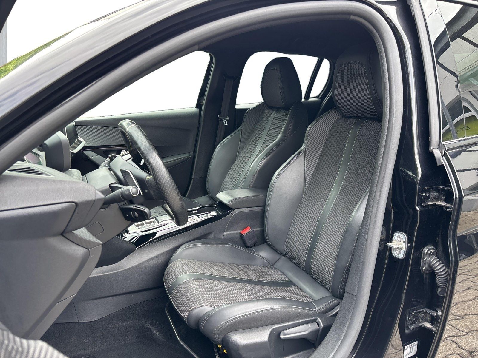 Peugeot 208 1.2 PURE TECH 100 GT - Samsaru's Car Outlet