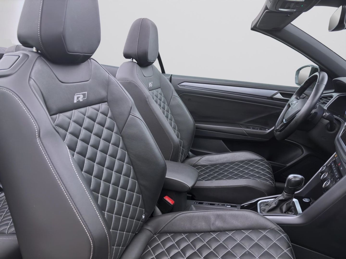 Volkswagen T-Roc 1.5 TSI DSG R-LINE - Samsaru's Car Outlet
