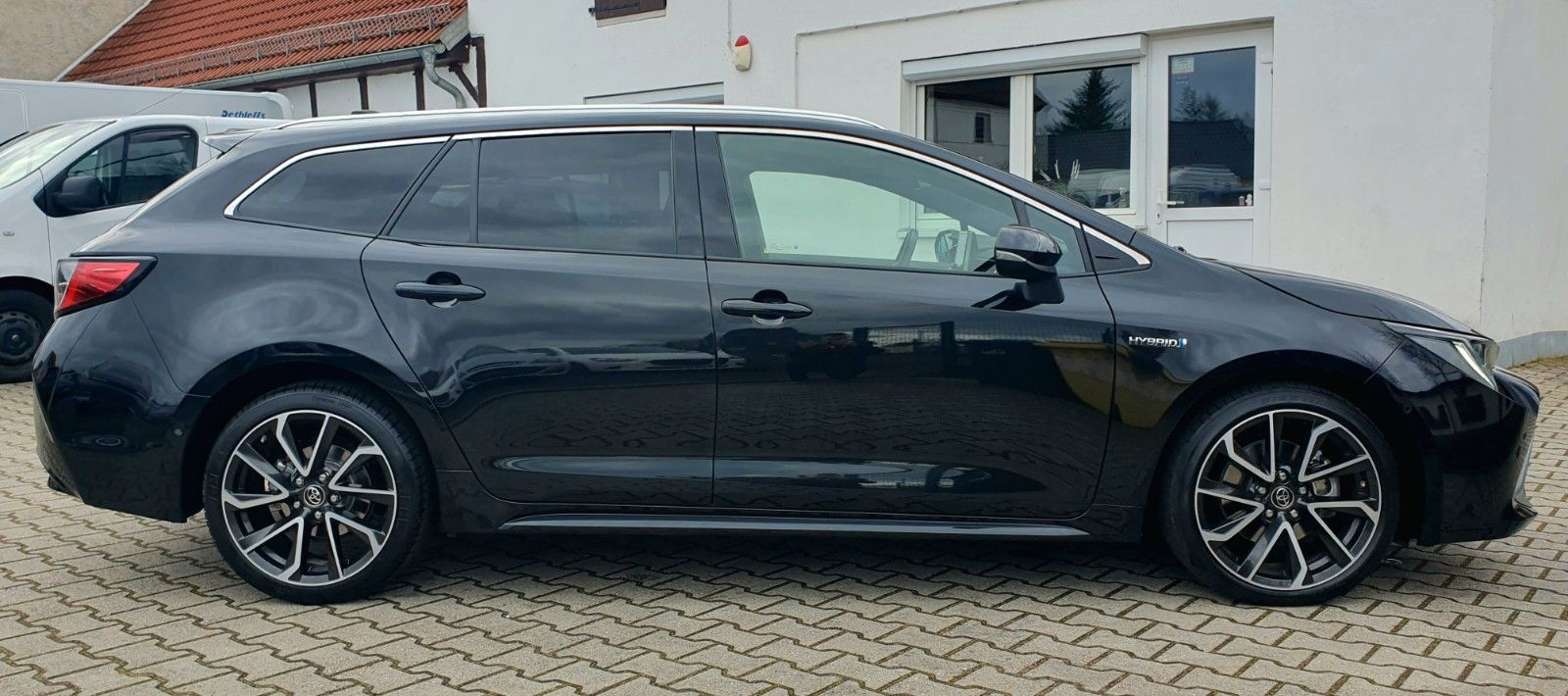 Toyota Corolla Touring Sports 2.0 Hybrid Lounge - Samsaru's Car Outlet