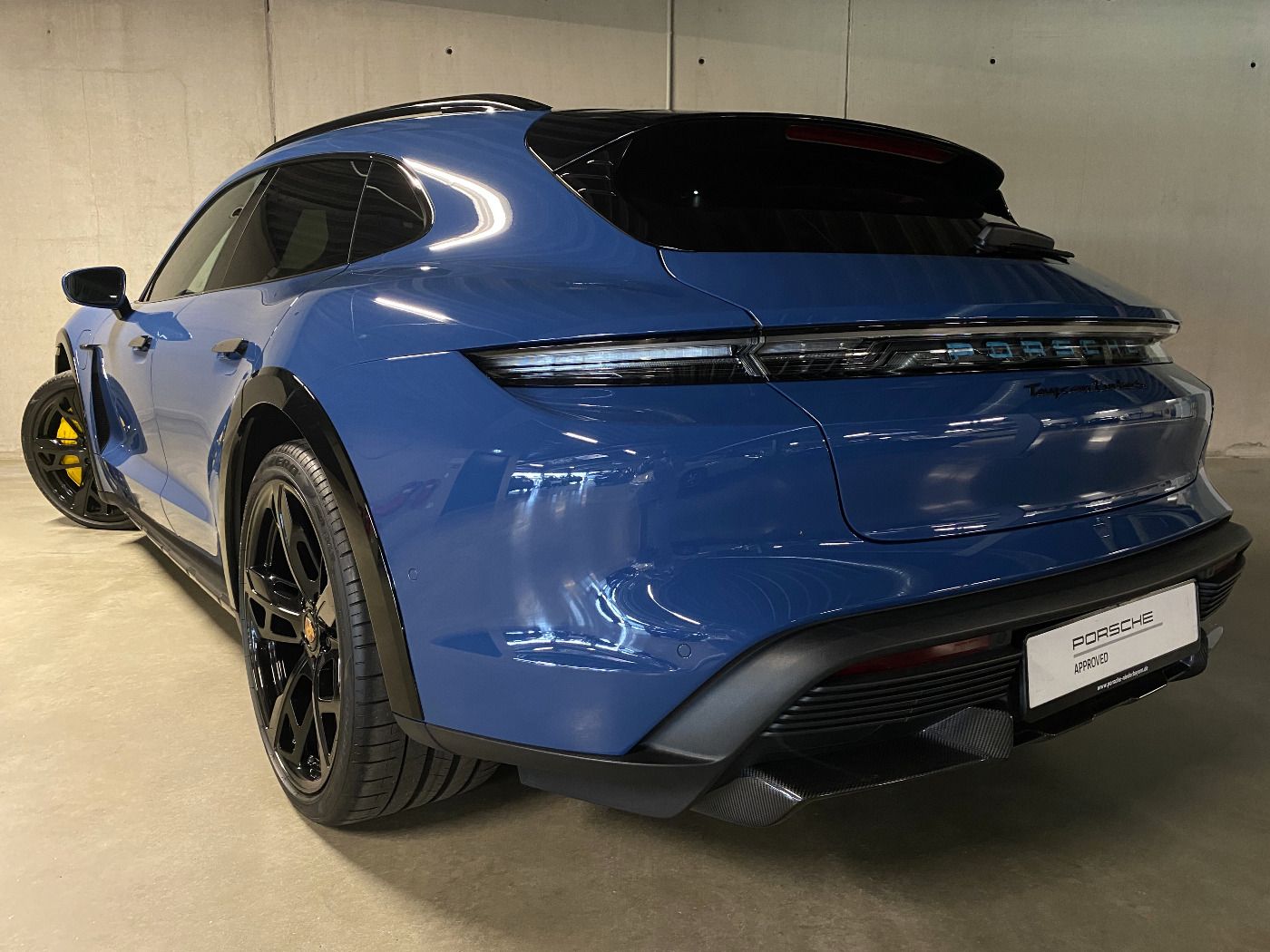 Porsche Taycan Turbo S Cross Turismo | PDCC | InnoDrive