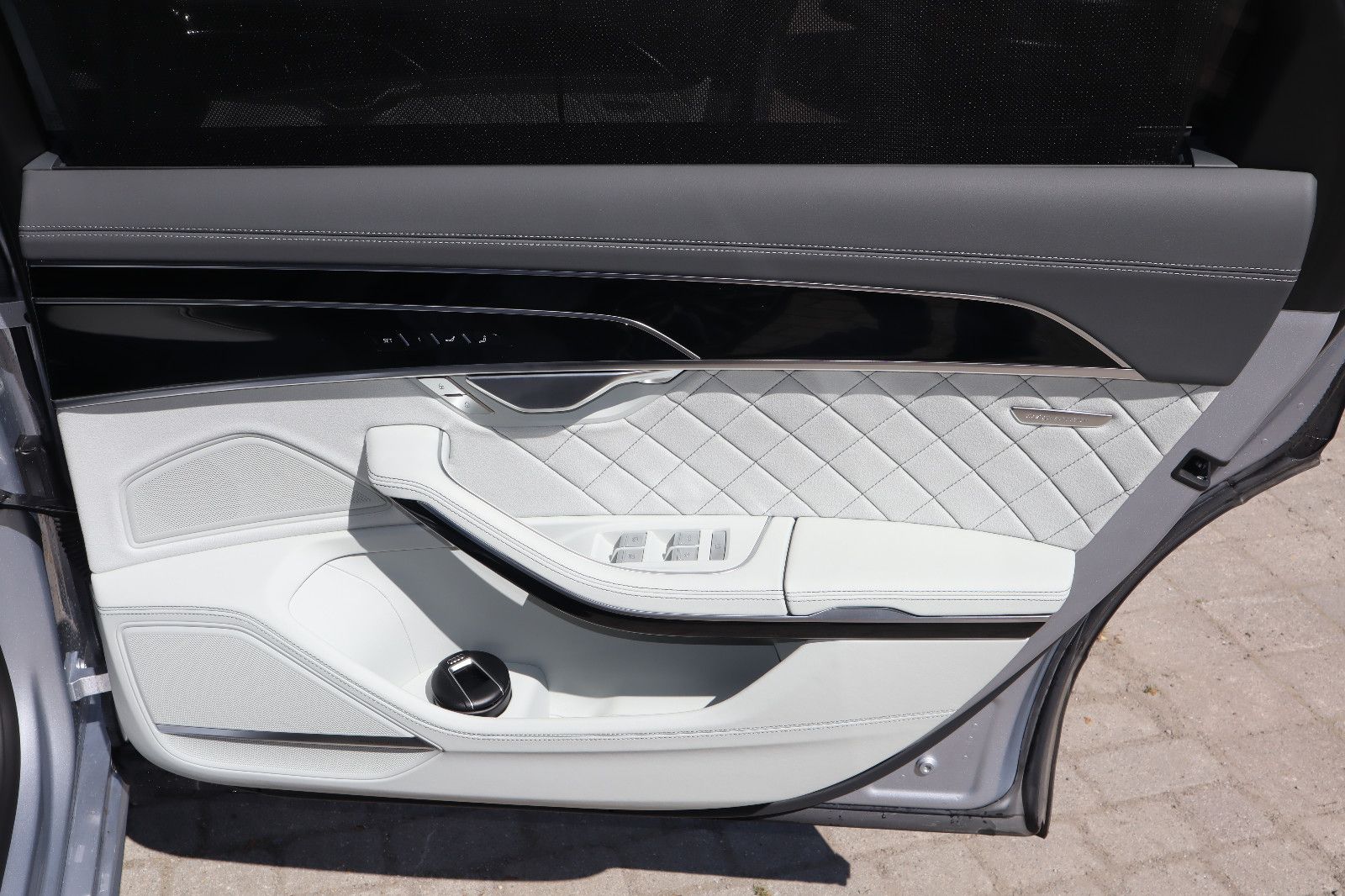 Audi A8L 60 TFSIe lang exclusive S-LINE - Samsaru's Car Outlet