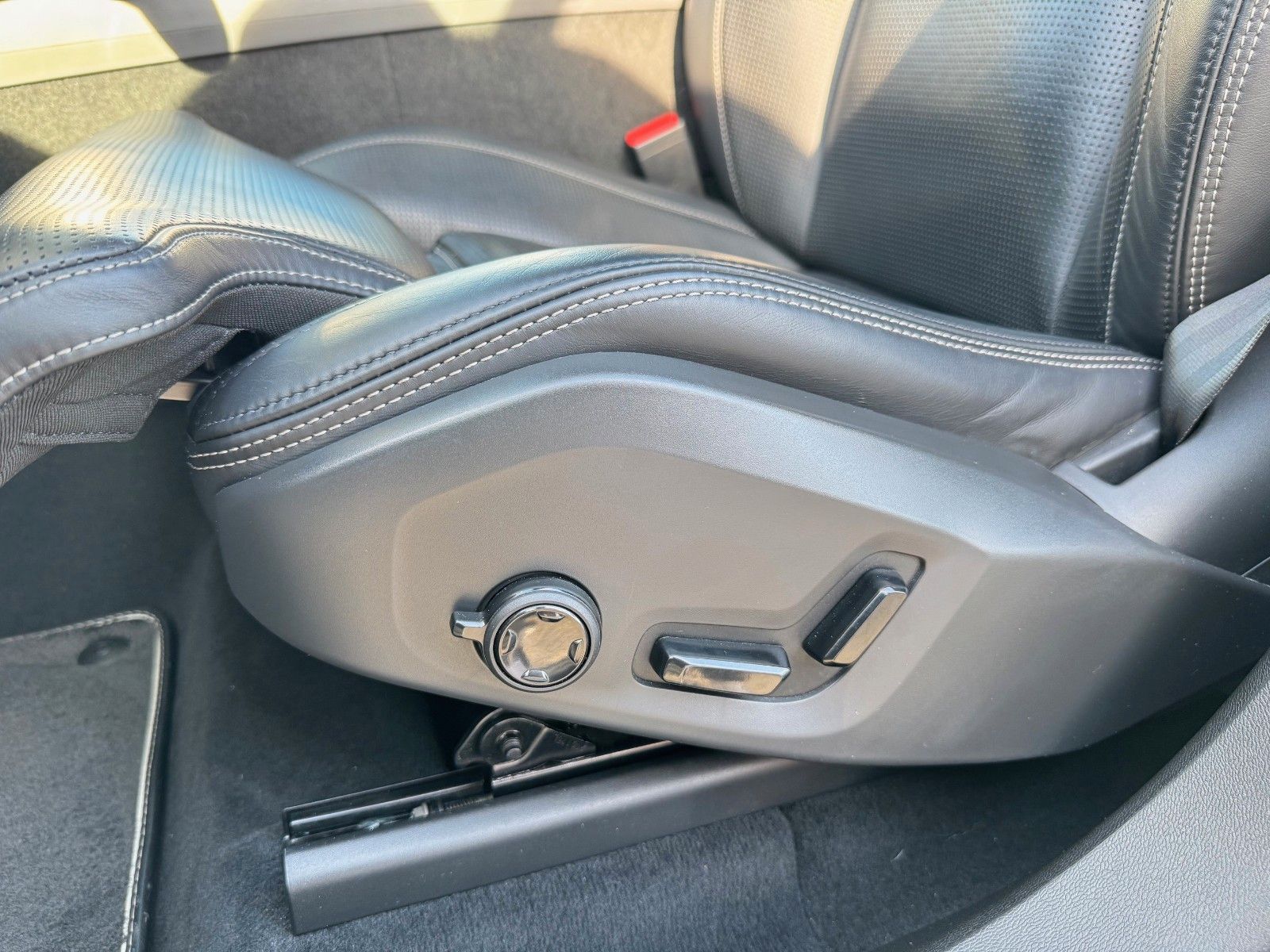 Volvo XC60 T8 AWD Geartronic R-DESIGN-22"-AHK-Luft-B&W