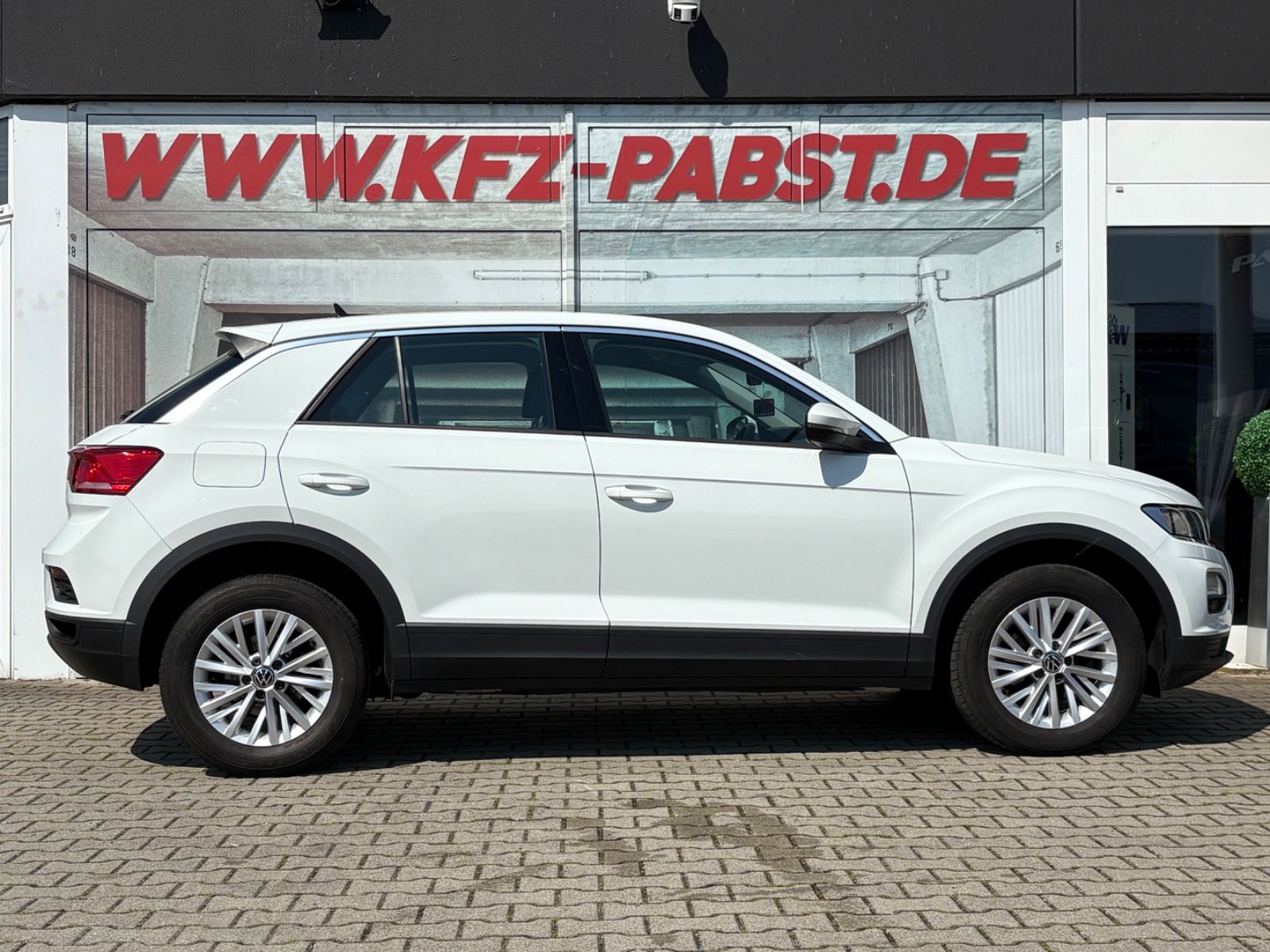 Volkswagen T-Roc - Samsaru's Car Outlet