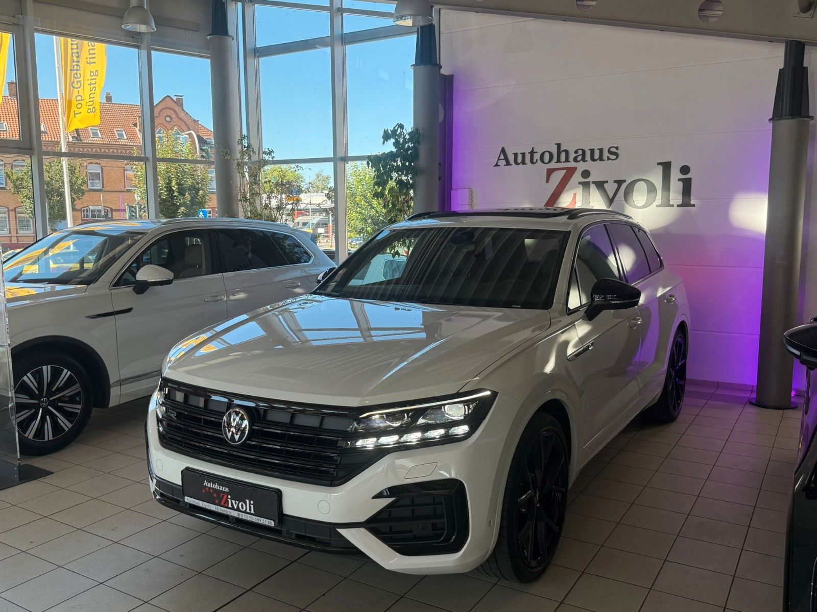 Volkswagen Touareg R-Line BLACK 3.0 TDI - Samsaru's Car Outlet