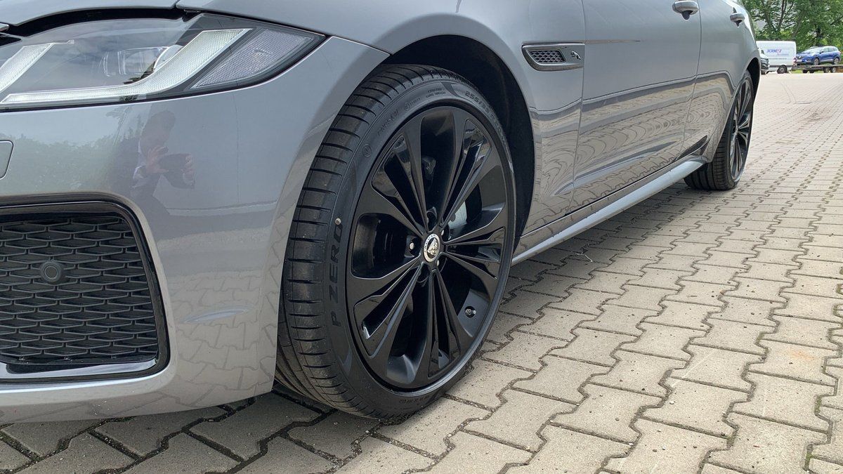 Jaguar XF D200 R-DYNAMIC SE LMF+ACC+SHZG