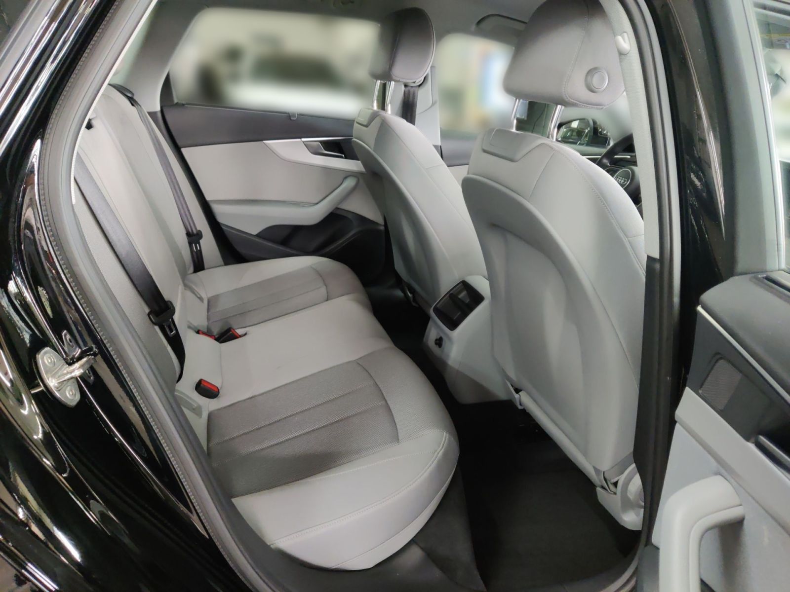 Audi A4 Avant 35 TFSI Business - Samsaru's Car Outlet