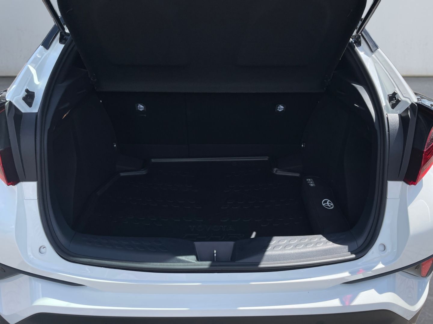 Toyota C-HR 1.8 Hybrid Flow - Samsaru's Car Outlet