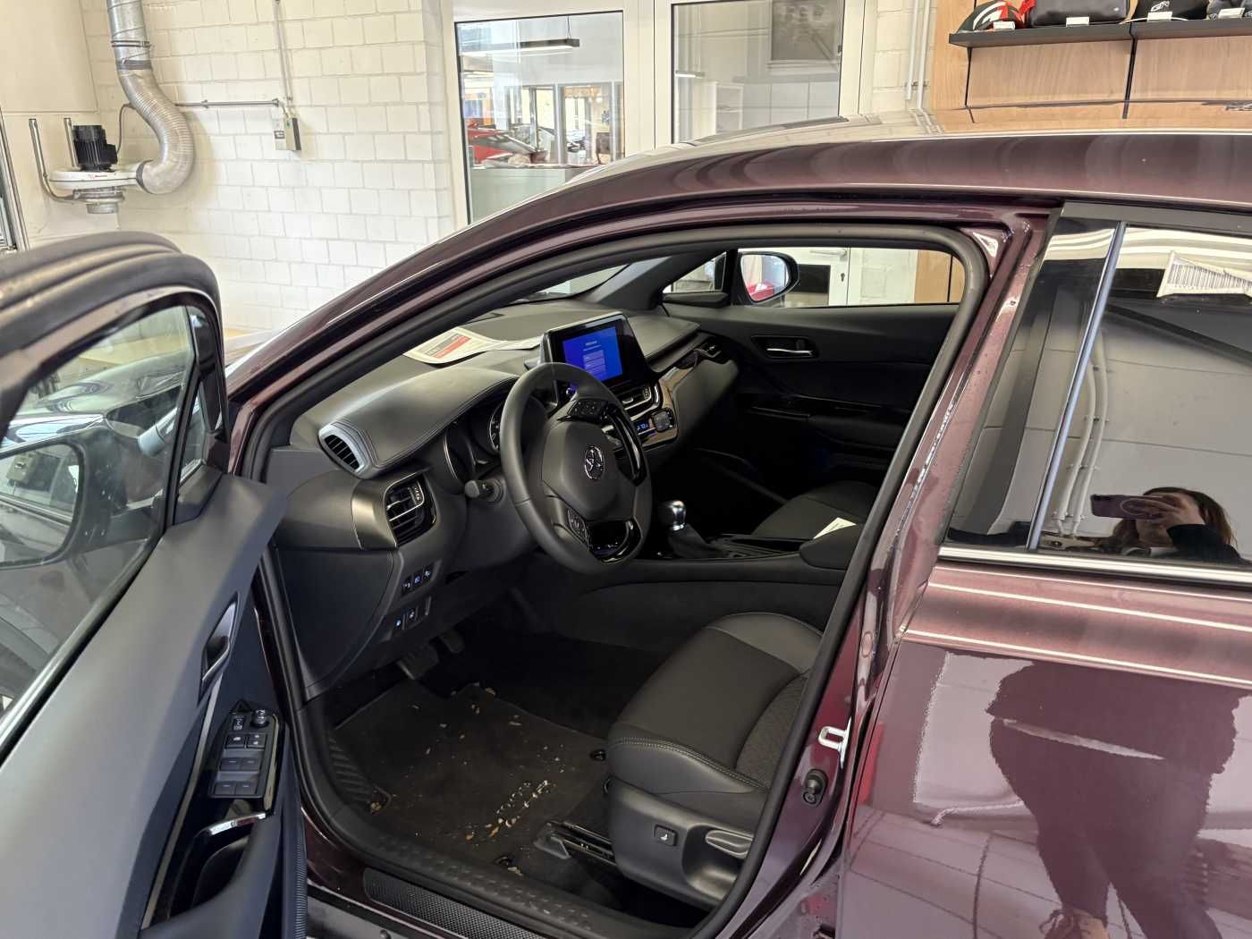 Toyota C-HR Hybrid - Samsaru's Car Outlet