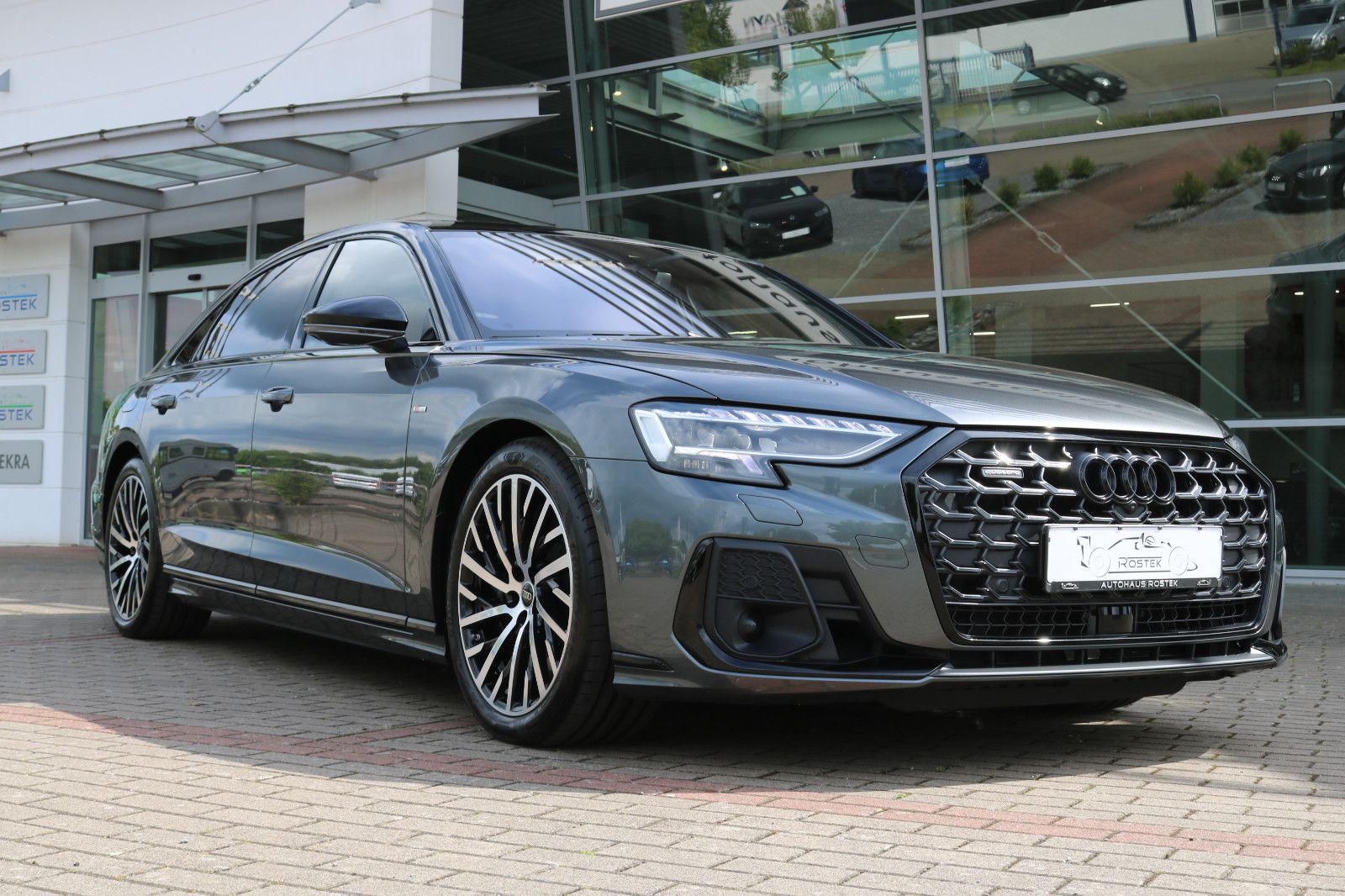 Audi A8 L 60 TFSI e Lang S line - Samsaru's Car Outlet