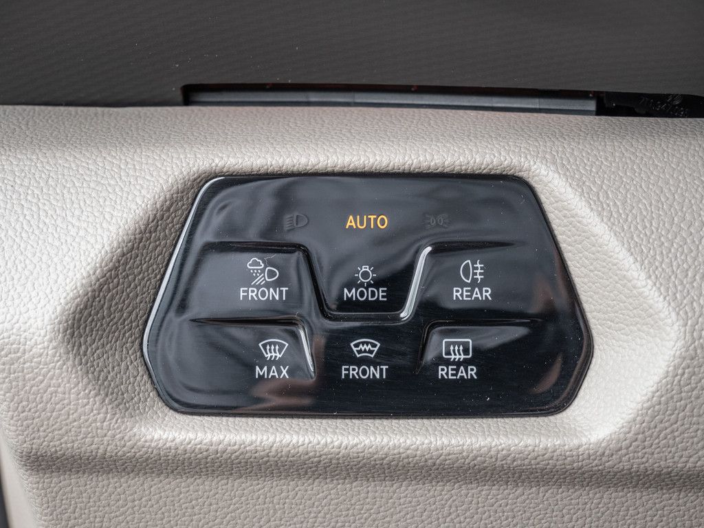 Volkswagen T7 Multivan 2.0TDI DSG - Samsaru's Car Outlet