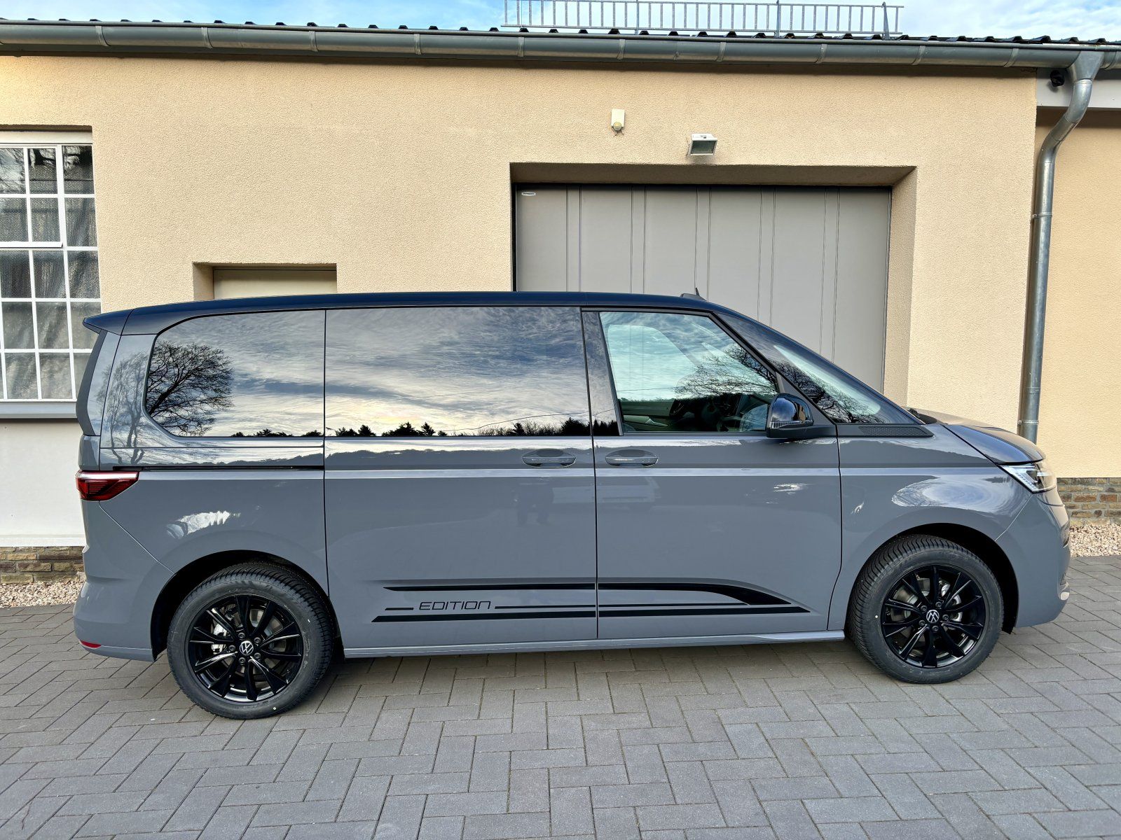 Volkswagen T7 Multivan 1.5 TSI OPF DSG Edition - Samsaru's Car Outlet