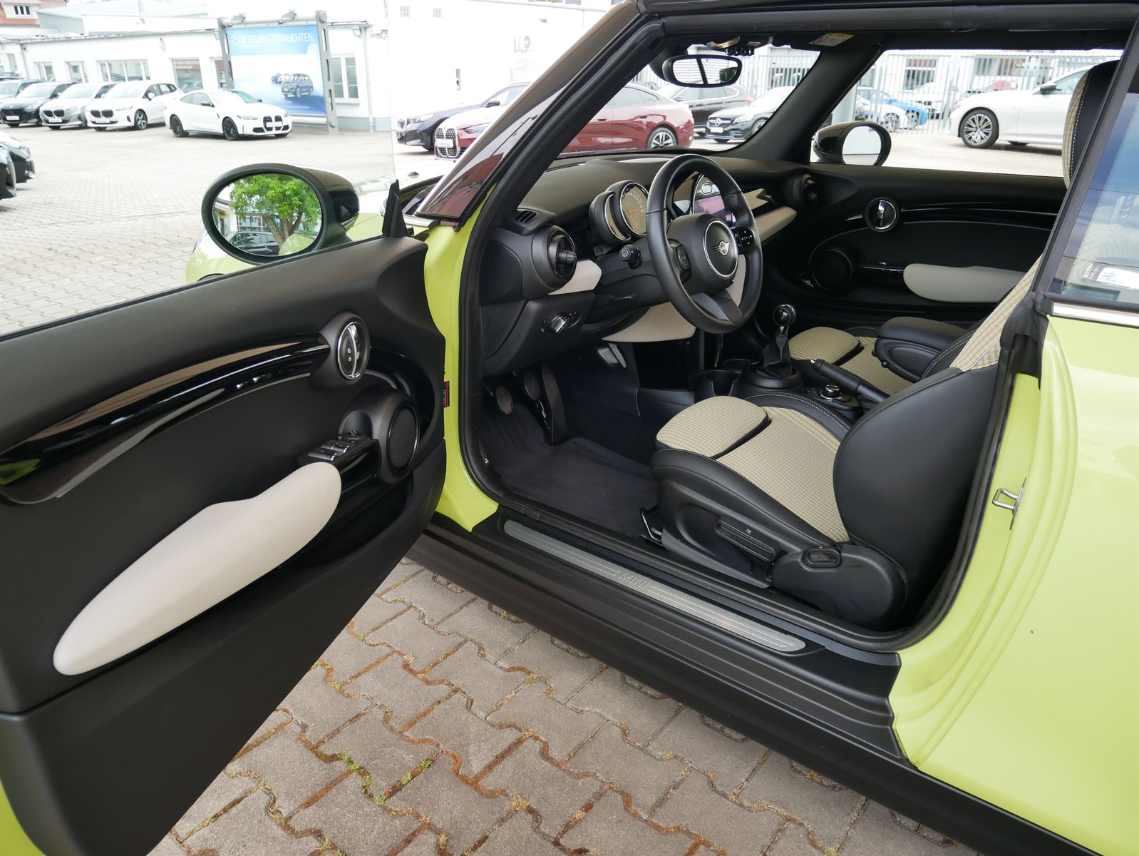 MINI Cooper Cabrio - Samsaru's Car Outlet