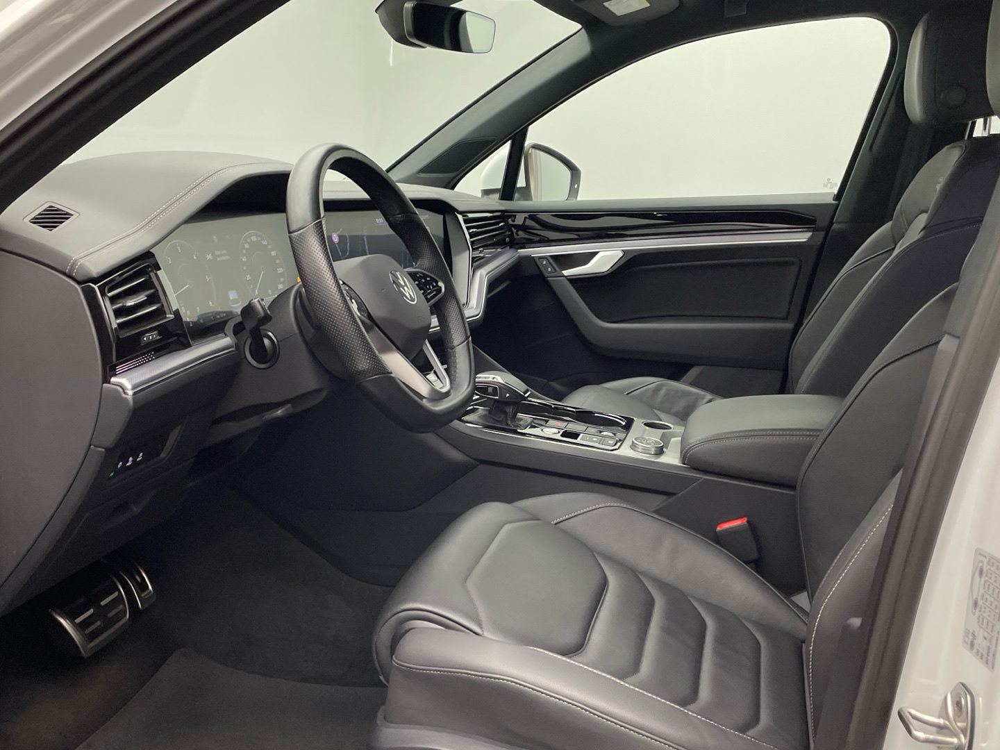 Volkswagen Touareg R-Line 3.0TDI V6 4Motion - Samsaru's Car Outlet
