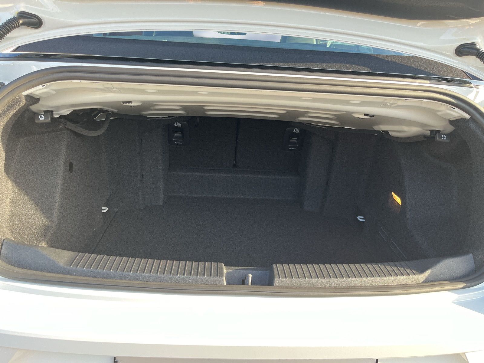 Volkswagen T-Roc R-Line - Samsaru's Car Outlet