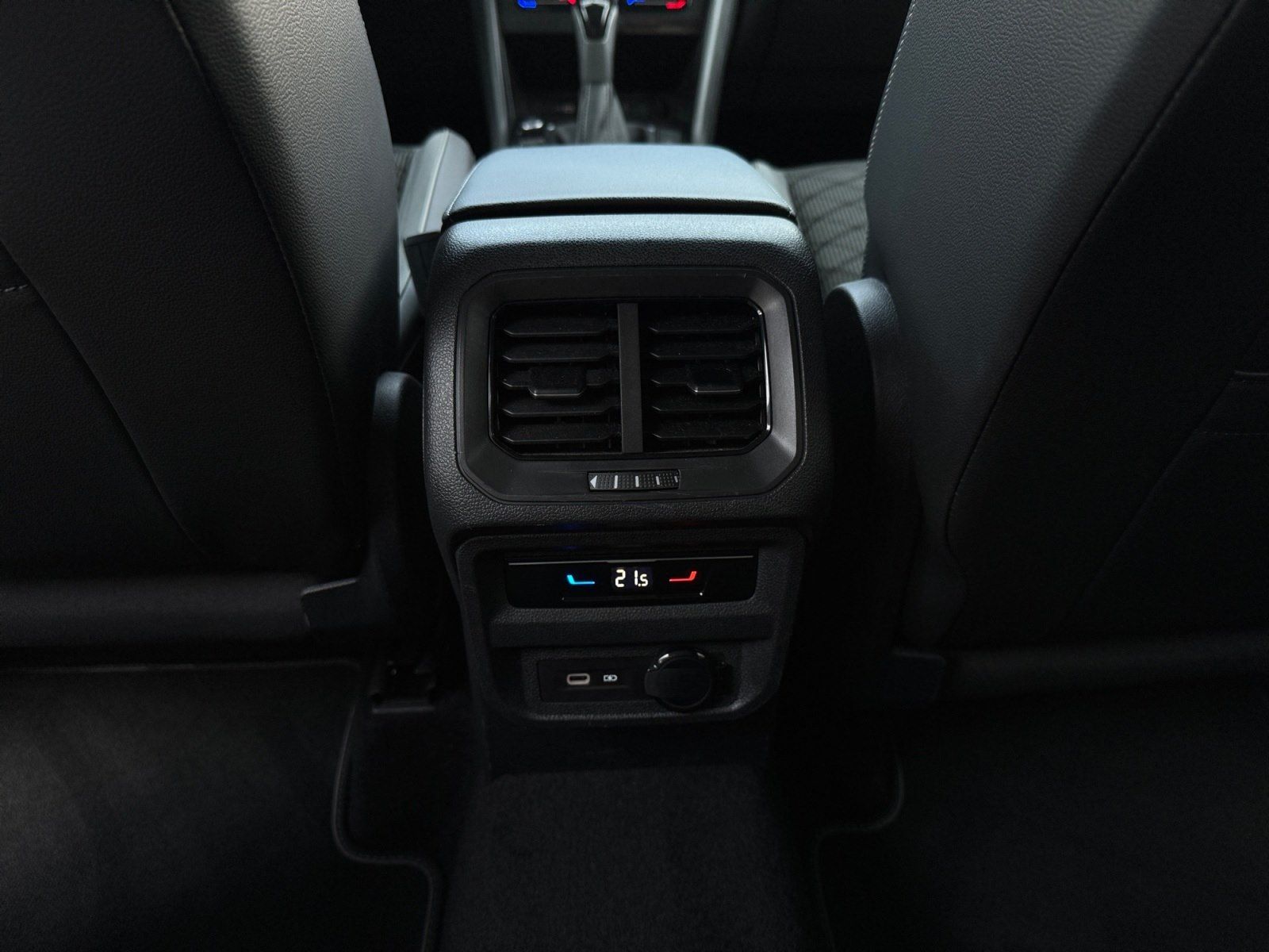Volkswagen Tiguan 2.0 TDI DSG R-Line 4M NAVI/PANO/AHK