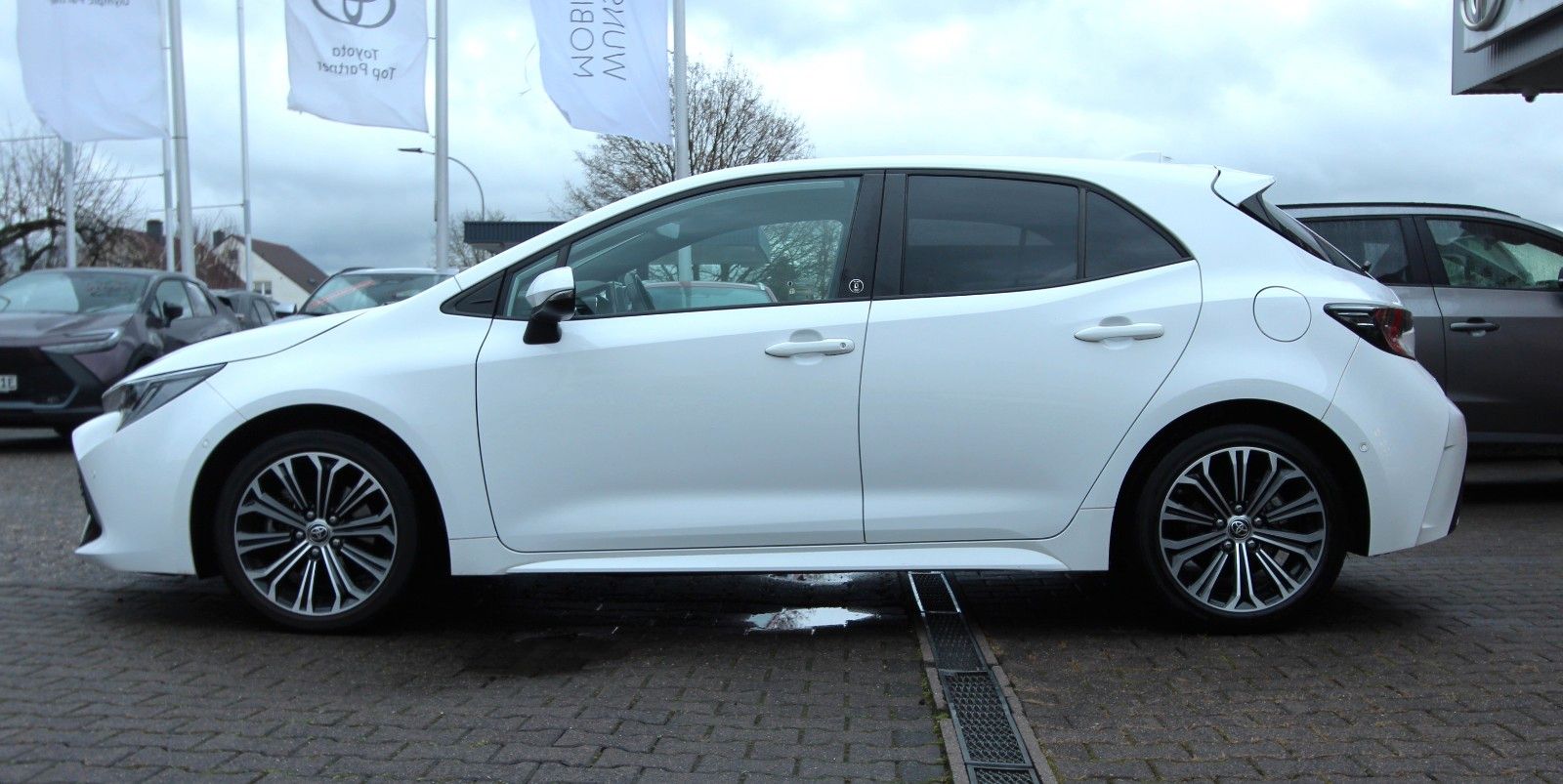 Toyota Corolla Hybrid Team - Samsaru's Car Outlet