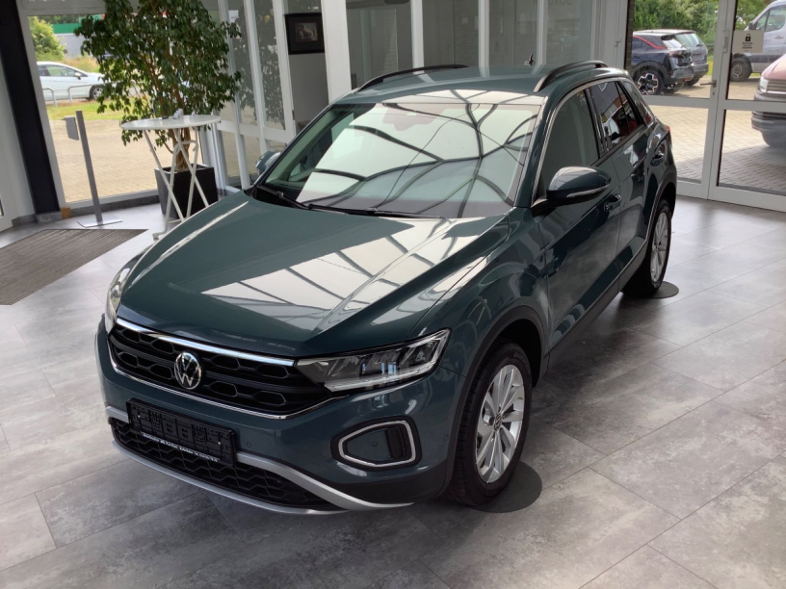 Volkswagen T-Roc Life DSG - Samsaru's Car Outlet