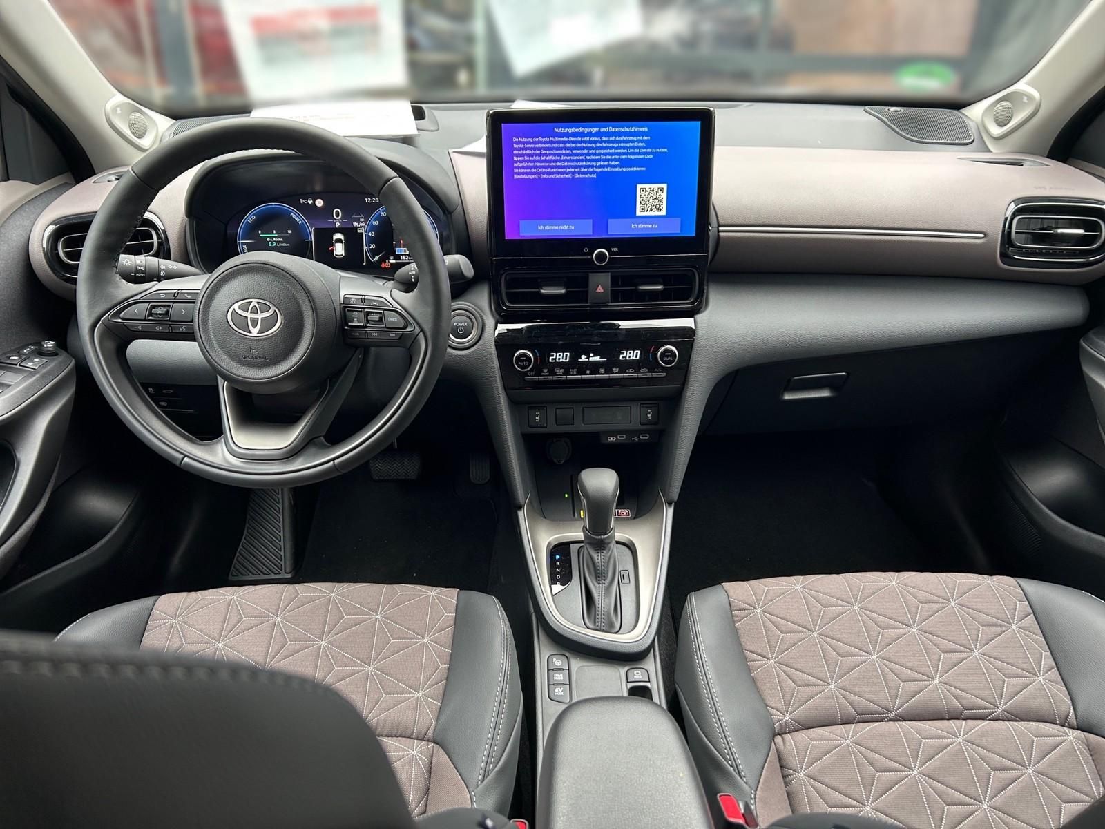 Toyota Yaris Cross + Advanced Technik- Safety Paket + J