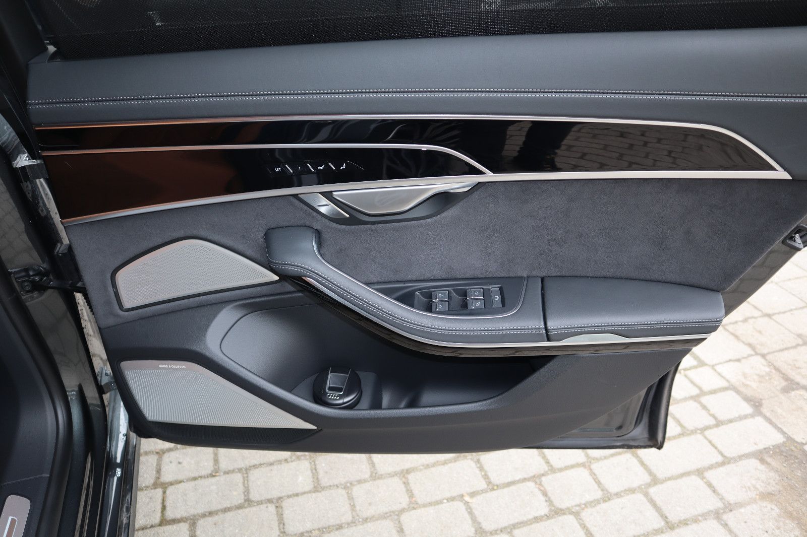 Audi A8L 60 TFSIe lang BLACK - Samsaru's Car Outlet