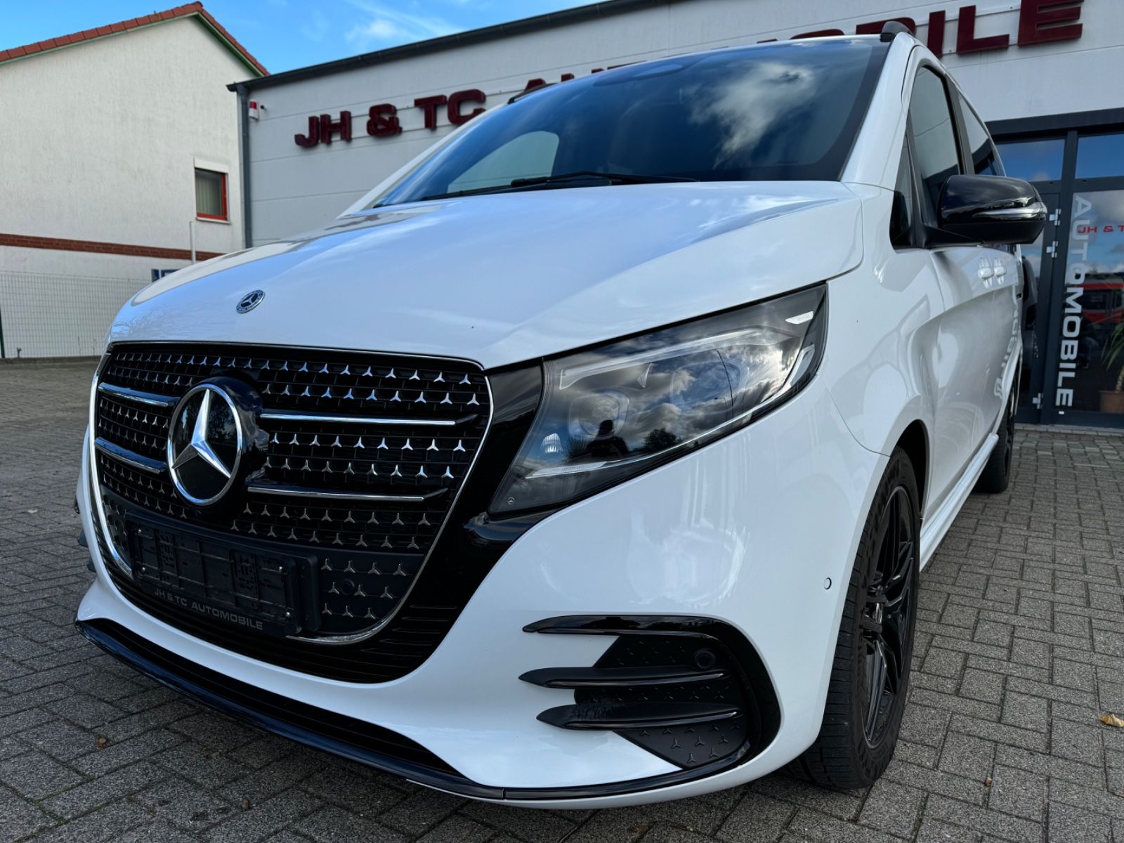 Mercedes-Benz V300d AMG - Samsaru's Car Outlet