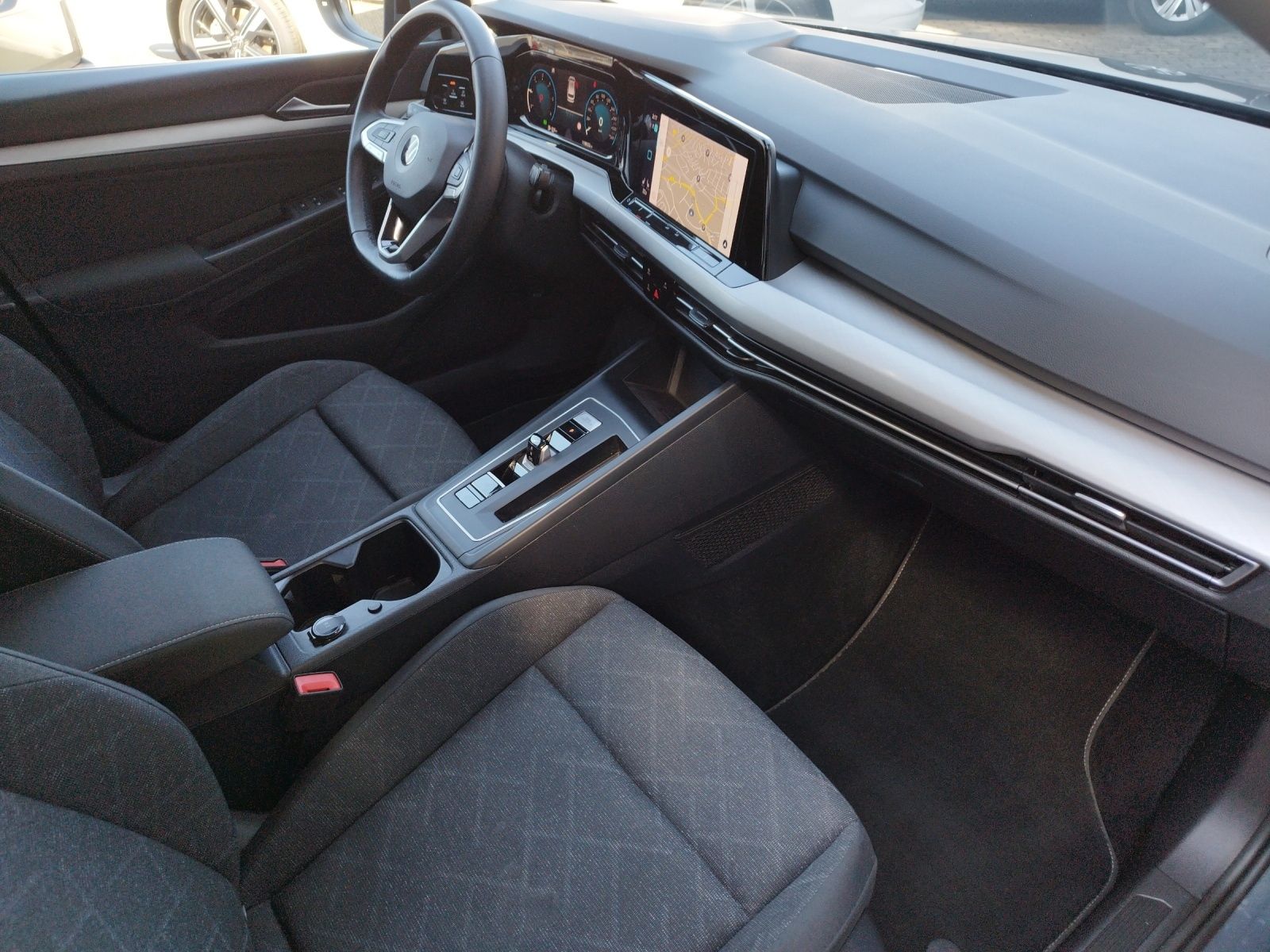 Volkswagen Golf VIII Variant Life 2.0 TDI DSG - Samsaru's Car Outlet