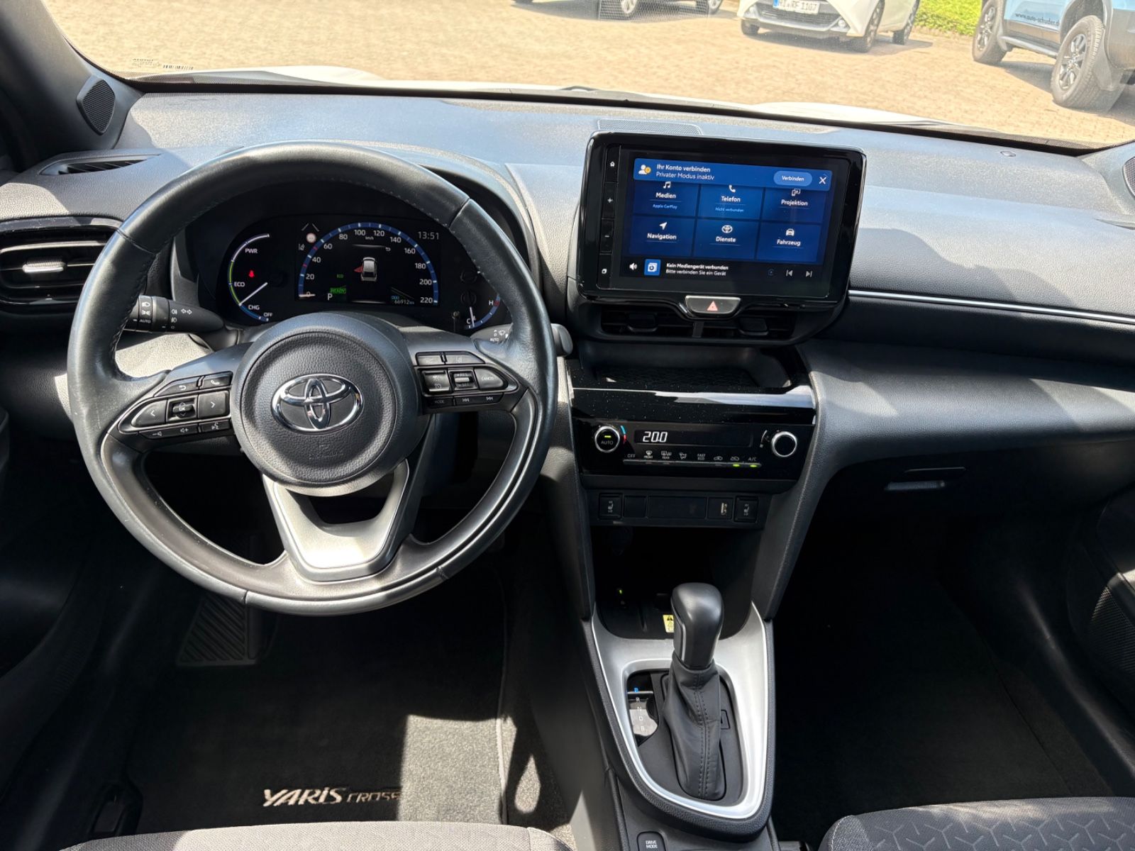 Toyota YARIS CROSS Team D **SAFETY/CONNECT**