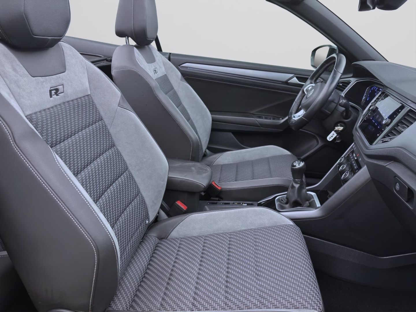 Volkswagen T-Roc 1.5 TSI R-LINE - Samsaru's Car Outlet