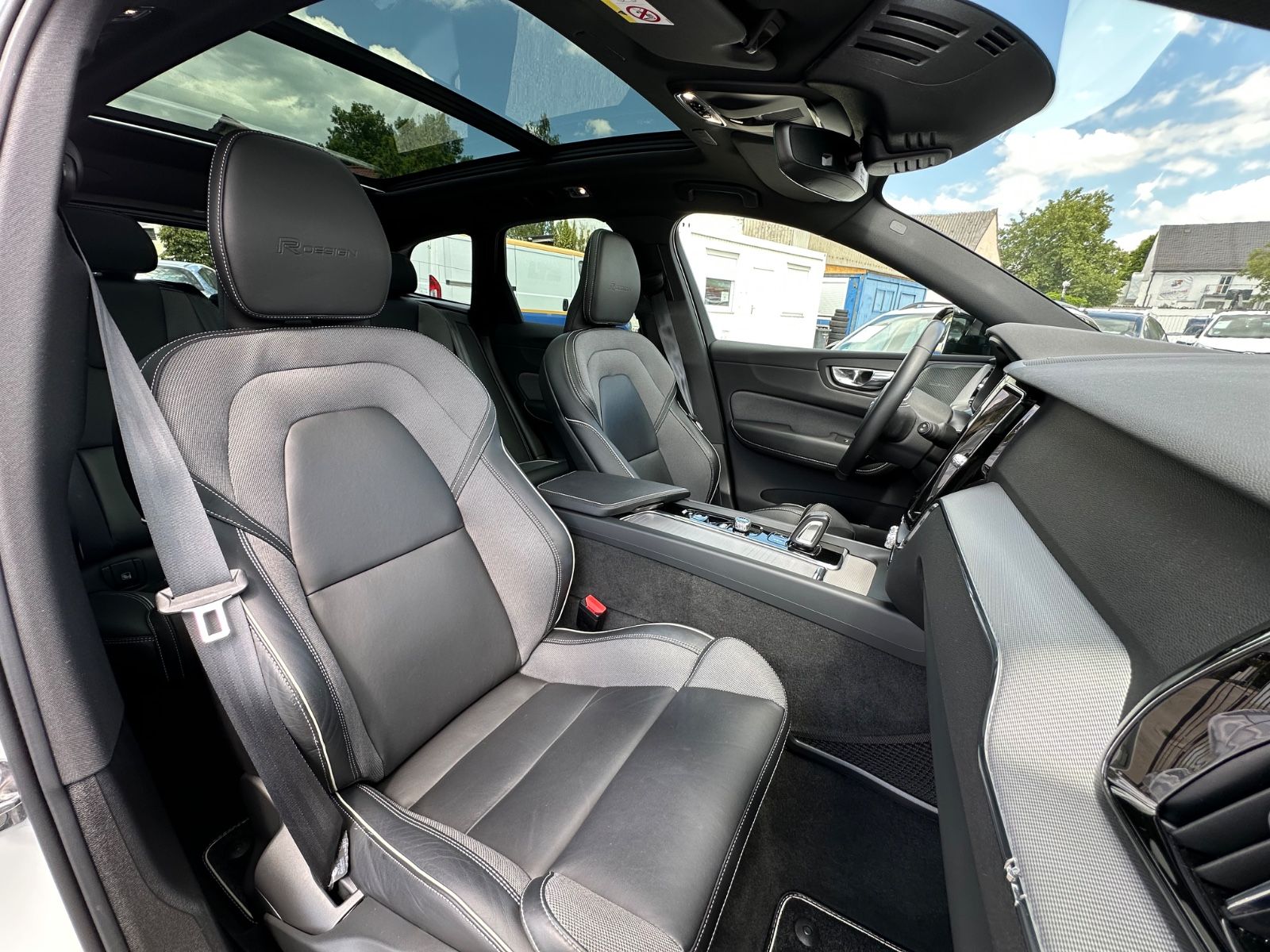 Volvo XC60 R Design T8 AWD Navi Pano HuD ACC AHK Leder