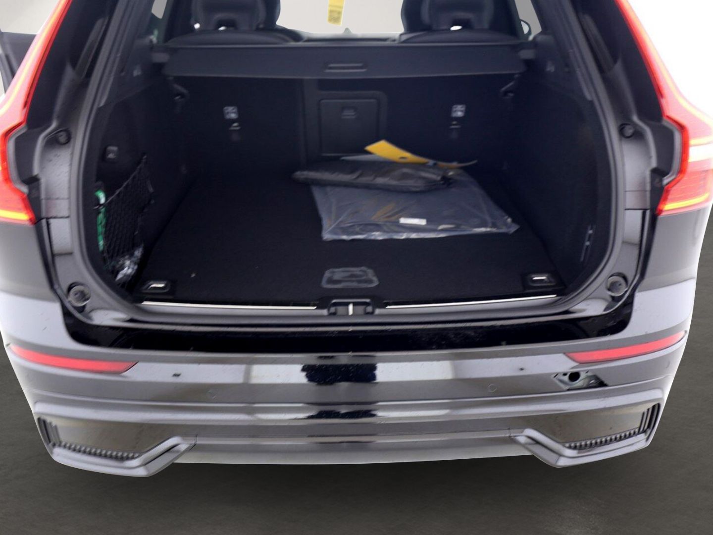 Volvo XC60 T8 Plus Black Edition Recharge Plug-In Hybrid - Samsaru's Car Outlet