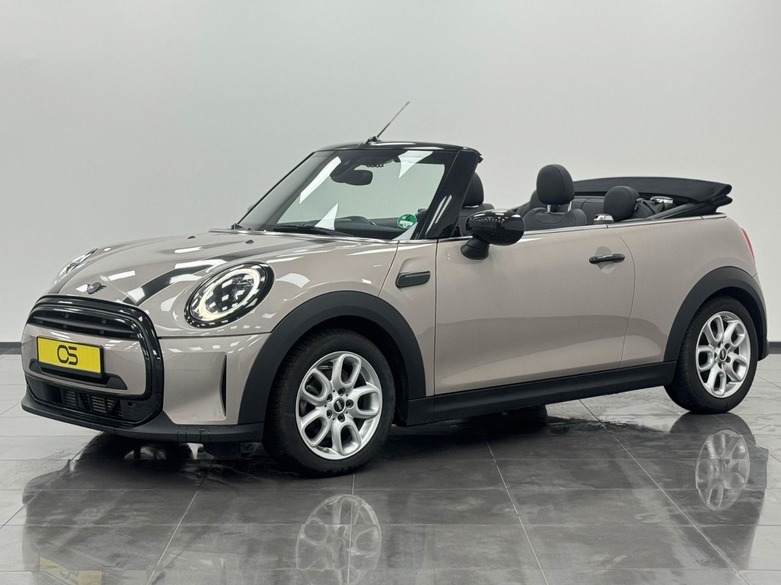 MINI Cabrio Cooper - Samsaru's Car Outlet