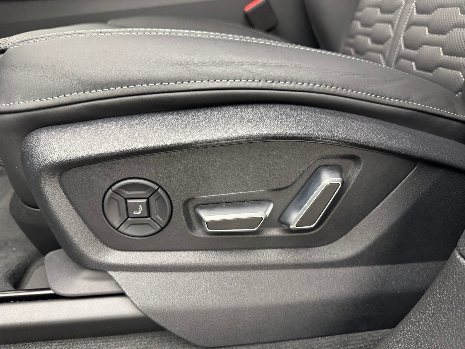 Audi RSQ8 performance 640PS Pano305Sportabgas23HeadUp