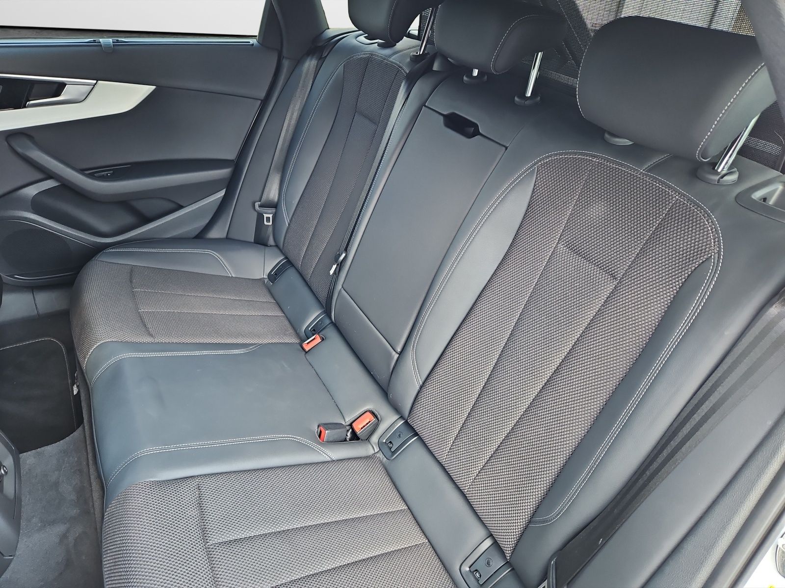 Audi A4 Avant 35 TFSI S tronic S line - Samsaru's Car Outlet