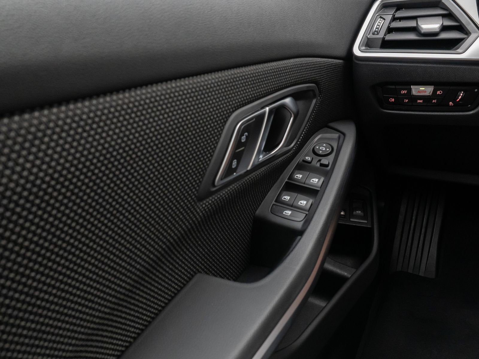 BMW 330e - Samsaru's Car Outlet