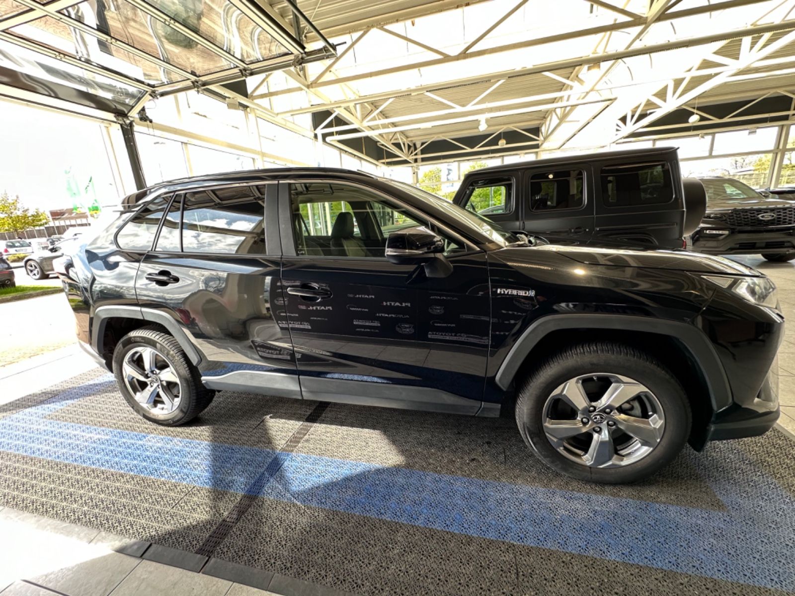 Toyota RAV 4 Hybrid - Samsaru's Car Outlet