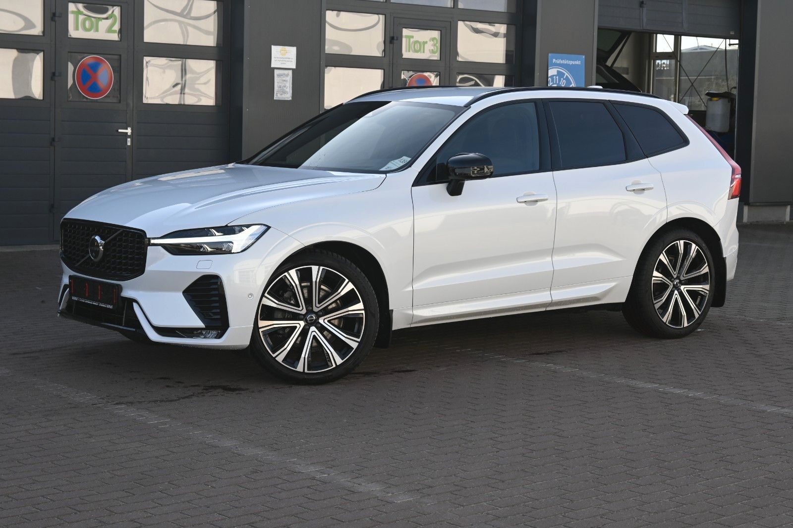 Volvo XC60 B5D AWD R-Design*LUFT*360*H&K*STHZ*HUD*QI