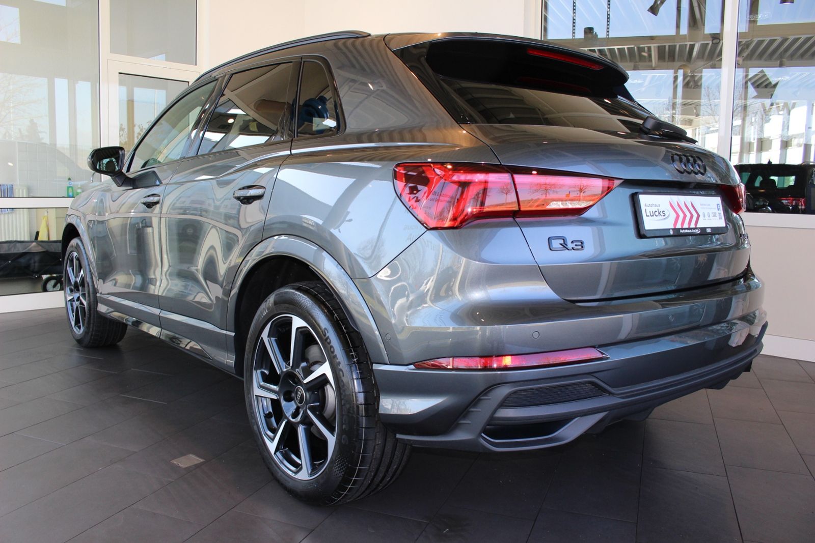 Audi Q3 S line S 40 TFSI quattro S tronic AHK Matrix