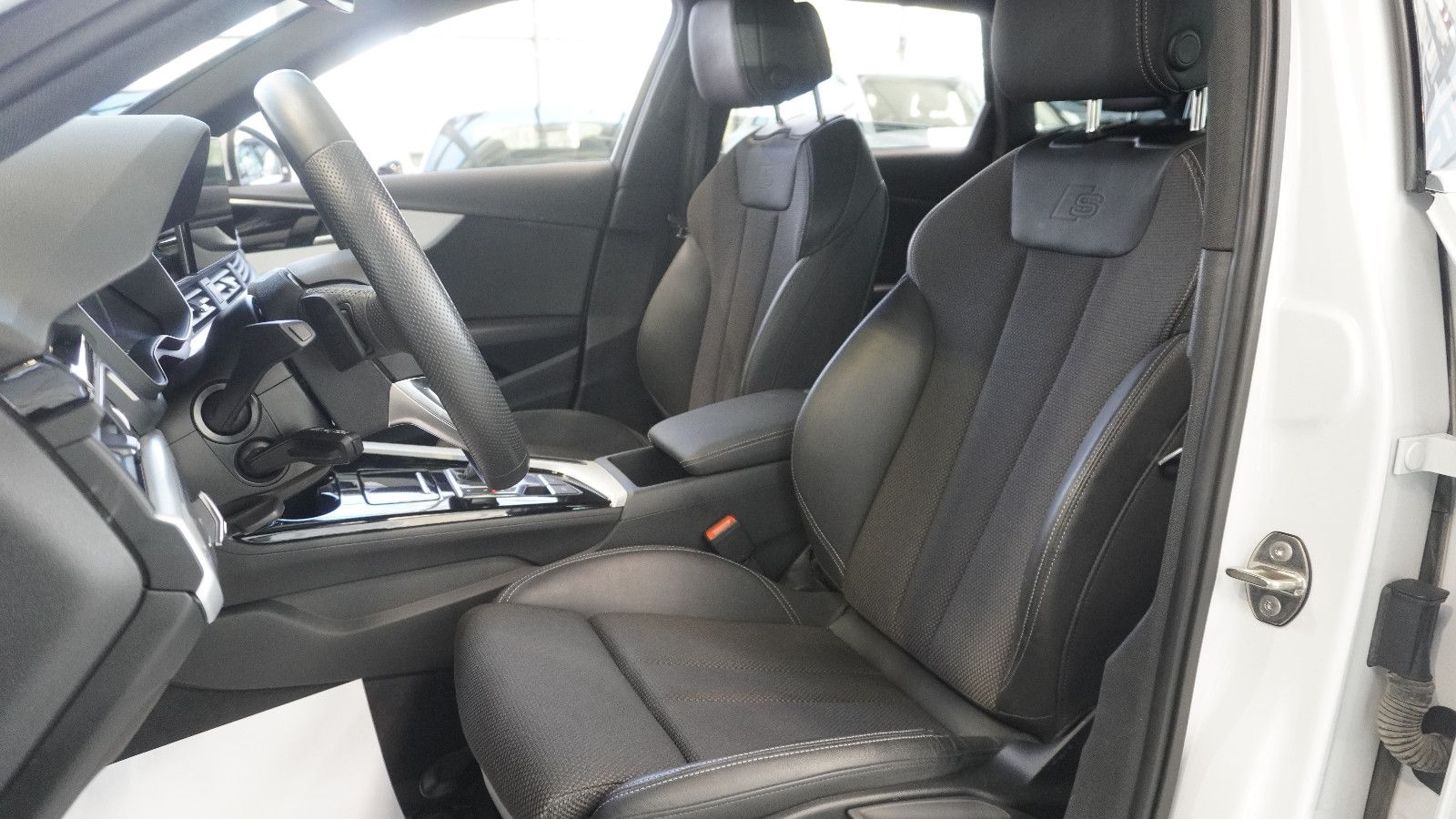 Audi A4 Avant 40 TFSI quatt S line - Samsaru's Car Outlet