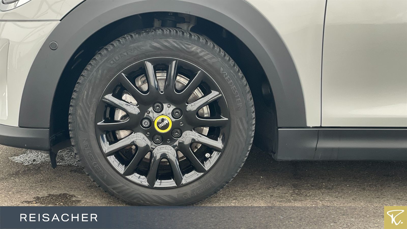 MINI Cooper SE Classic Trim - Samsaru's Car Outlet