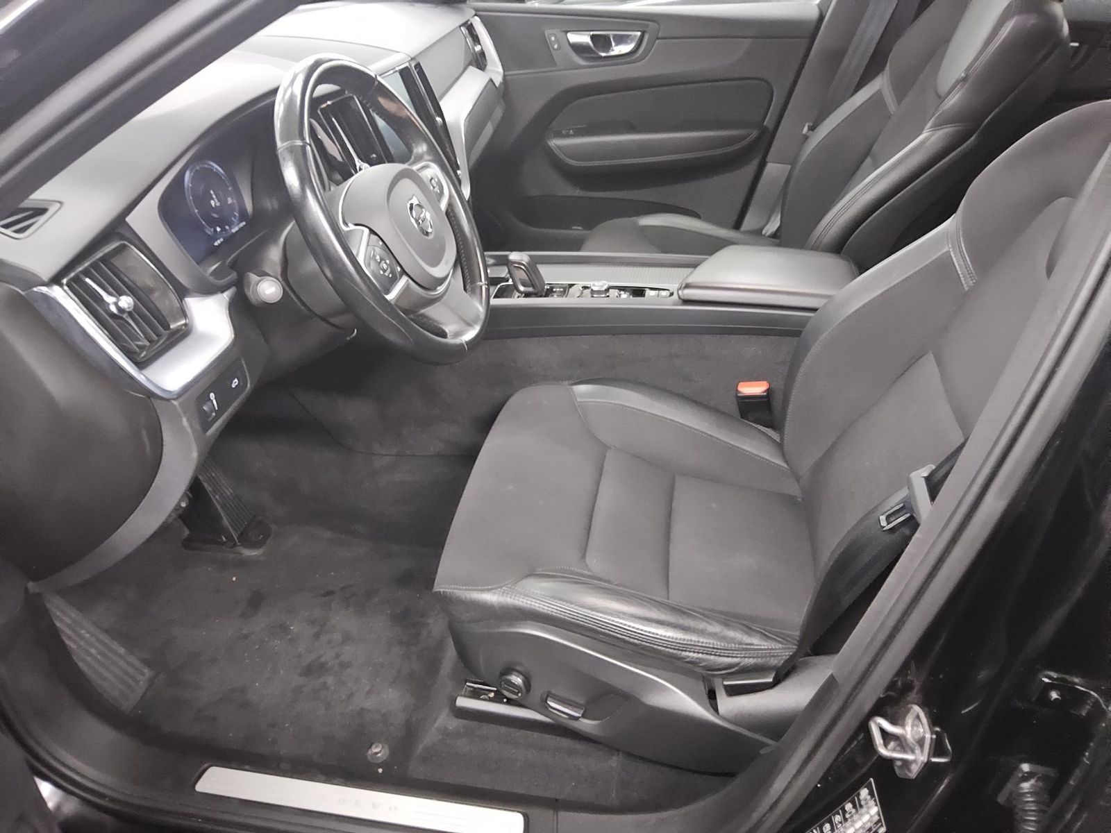 Volvo XC60 B4 D AWD Momentum Pro Navi LED T-Leder AHK