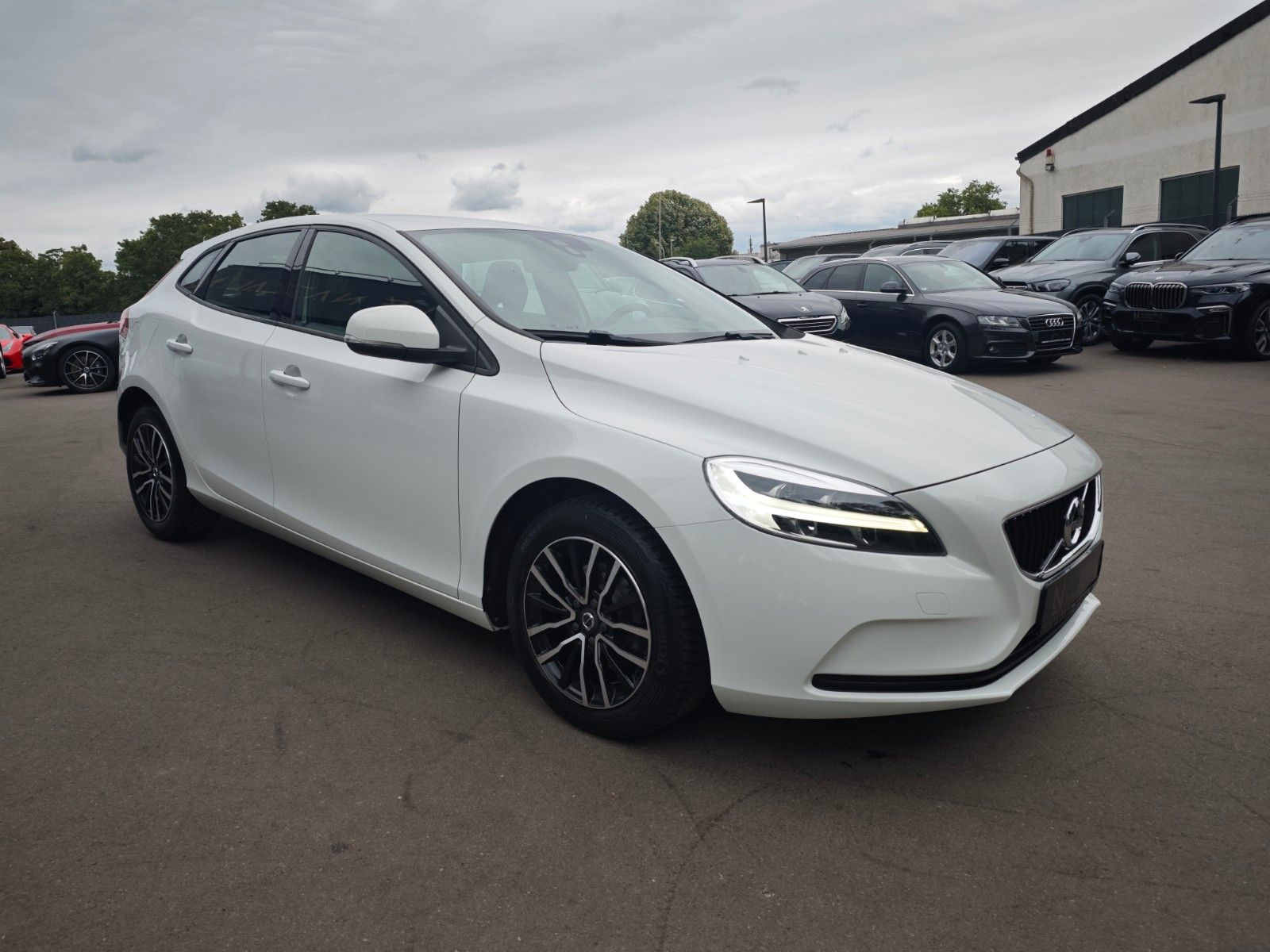 Volvo V40 2.0d MOMENTUM*NAVI*PDC*VOLL-LED*KLIMAAUTO.*