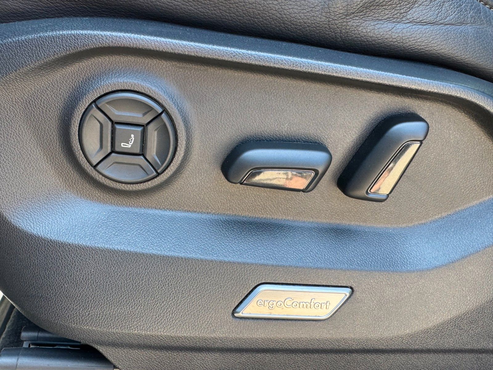 Volkswagen Touareg 3.0 TDI 4Motion R-Line - Samsaru's Car Outlet
