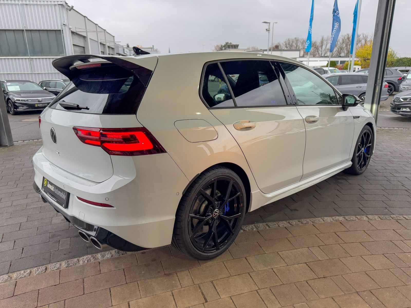 Volkswagen Golf VIII R 2.0 TSI DSG - Samsaru's Car Outlet
