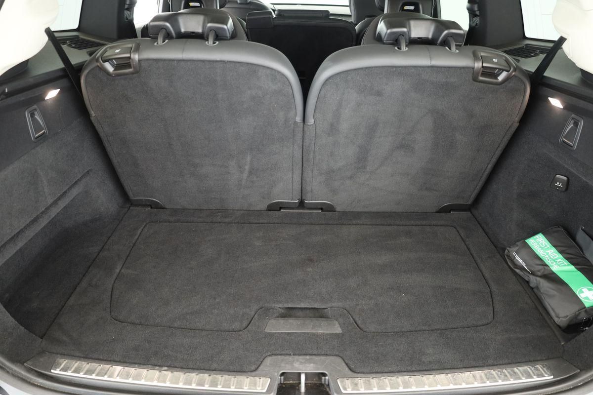 Volvo XC90 B5 AWD Core 7S LED Navi SHZ ACC Kam 20" AHK