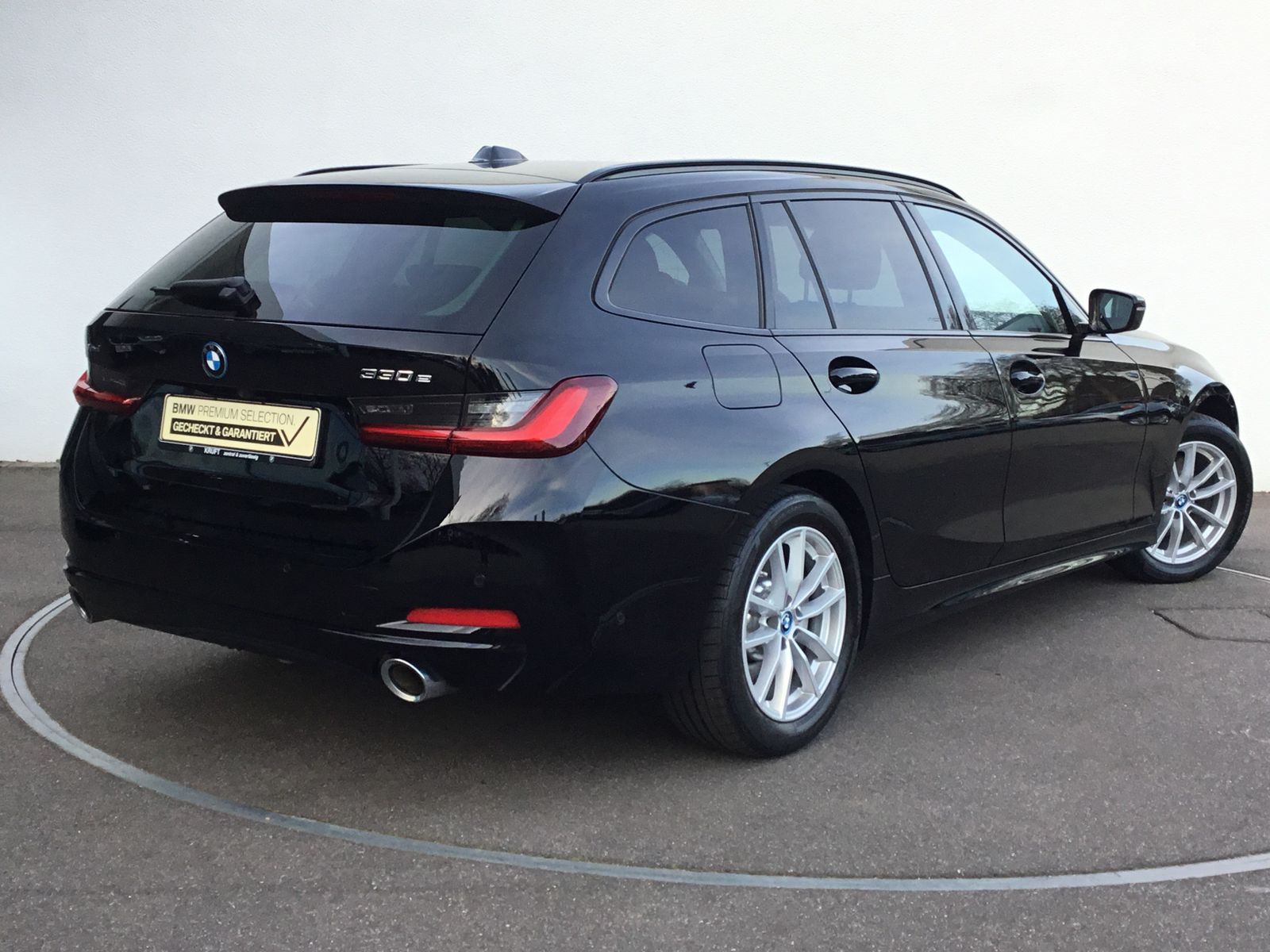 BMW 330e xDrive Touring LC PROF+HUD+PANO+AHK+KAMERA