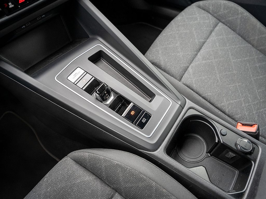 Volkswagen Golf VIII 1.0 eTSI Life - Samsaru's Car Outlet