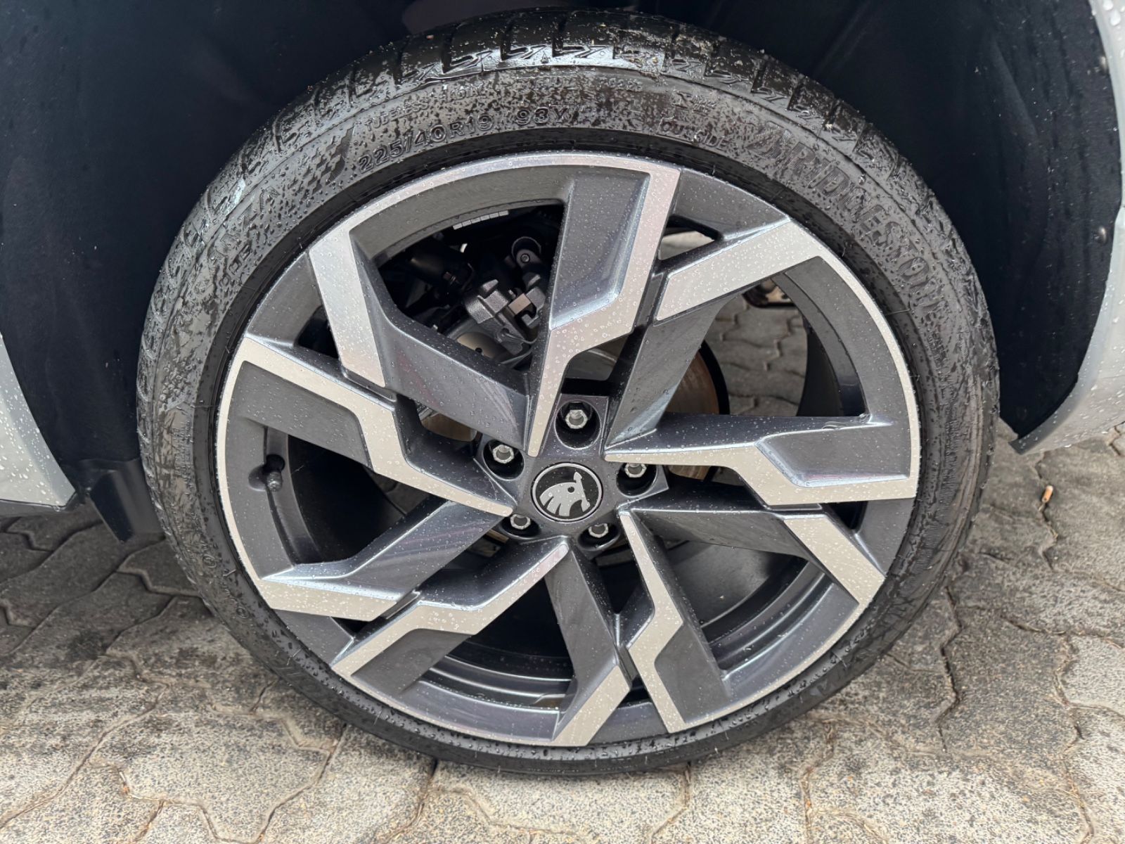 Skoda Karoq Sportline 1,5TSI DSG, Pano,AHK,19,360°,5Ja