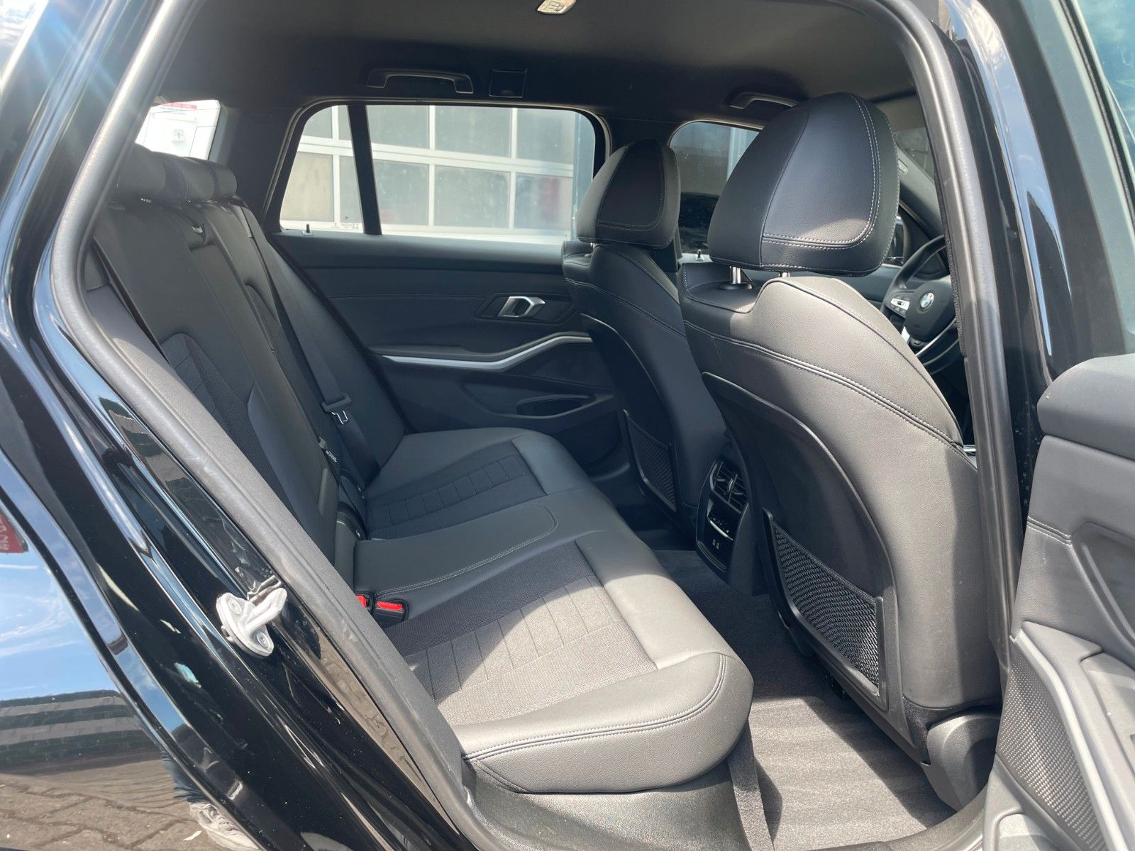 BMW 320d xDrive Touring - Samsaru's Car Outlet