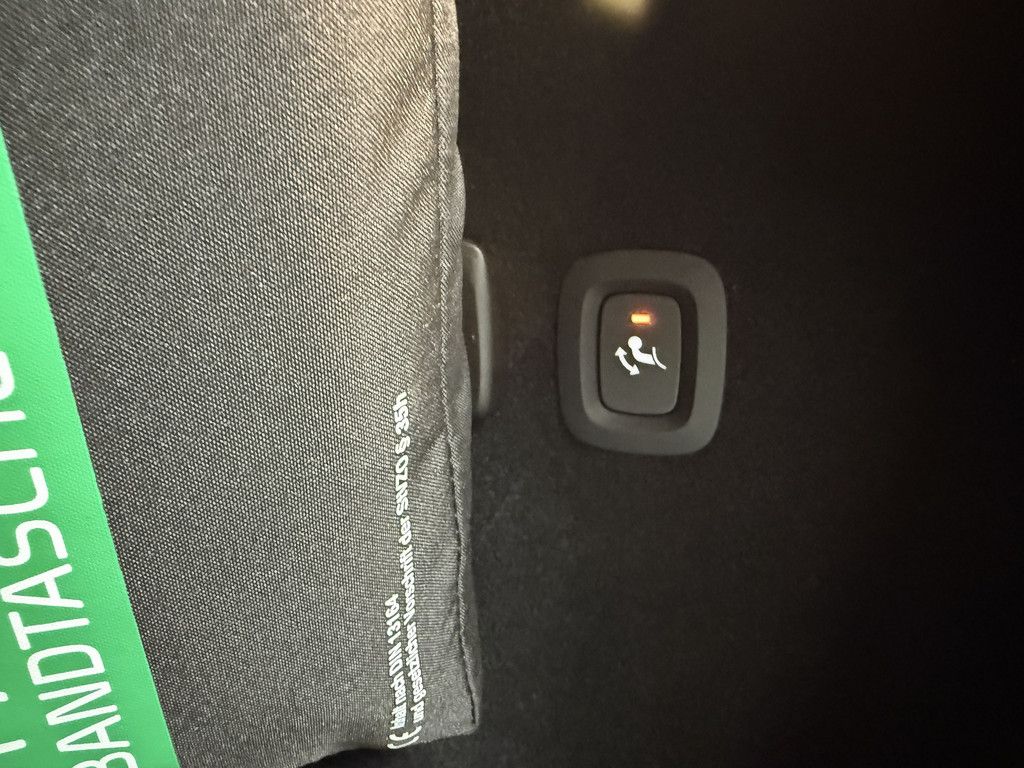 Volvo V60 T6 Ultra Dark Recharge Plug-In Hybrid AWD