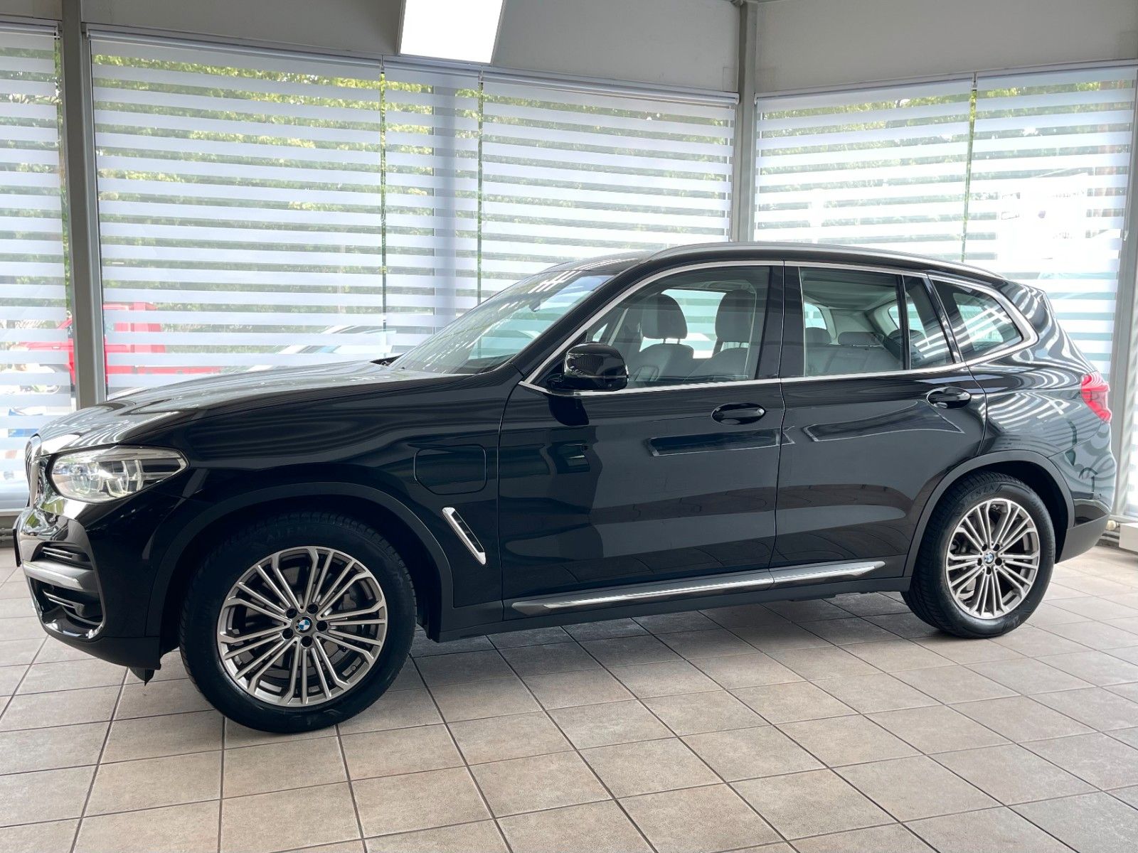 BMW X3 xD30e Luxury Line - Samsaru's Car Outlet