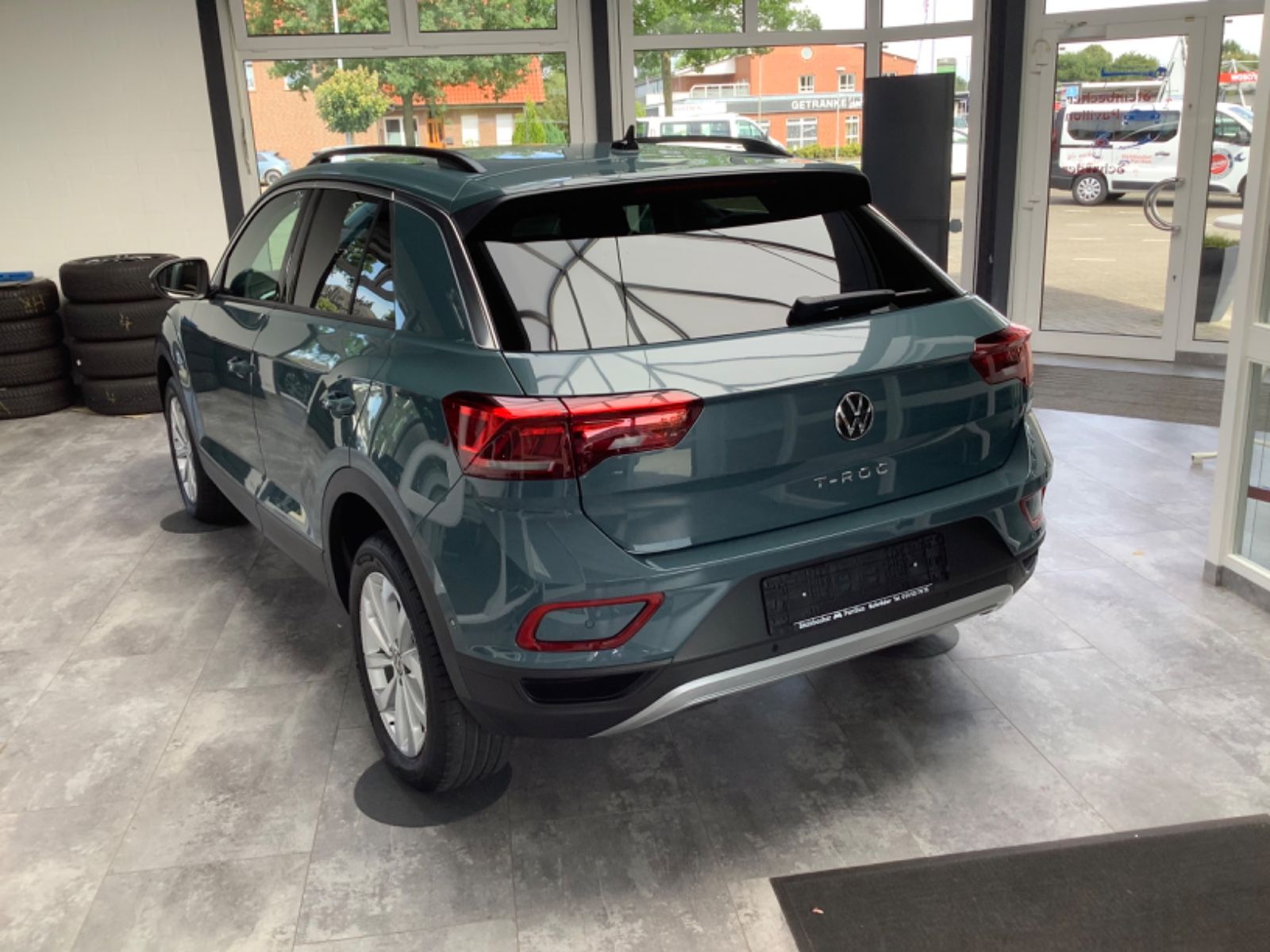 Volkswagen T-Roc Life DSG - Samsaru's Car Outlet
